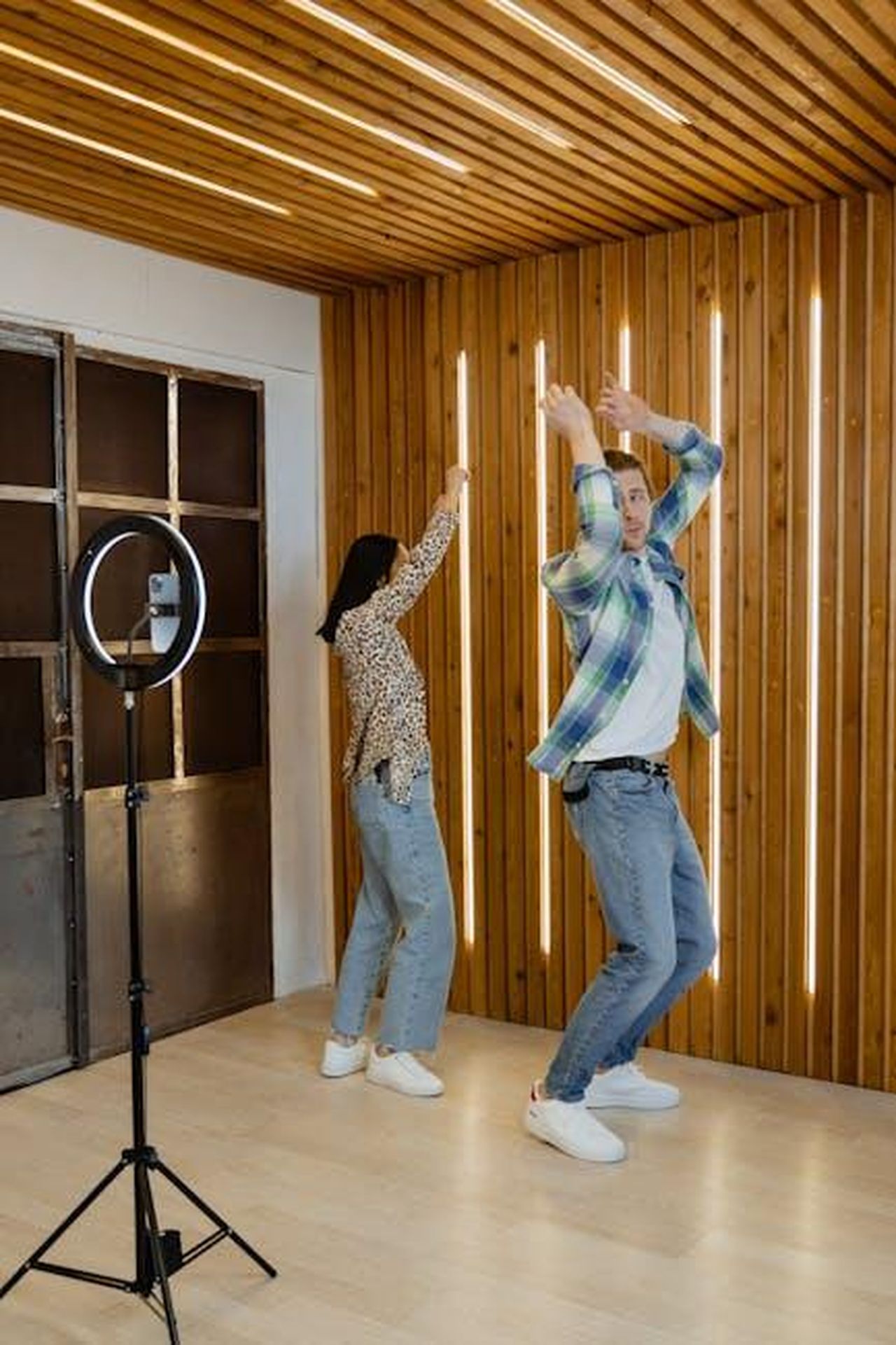 Reazioni_e_commenti_sulla_serie_HmBl92691v - Confidenze24 Source: MART PRODUCTION - pexels - Energetic couple dances in modern living room, creating content for social media.