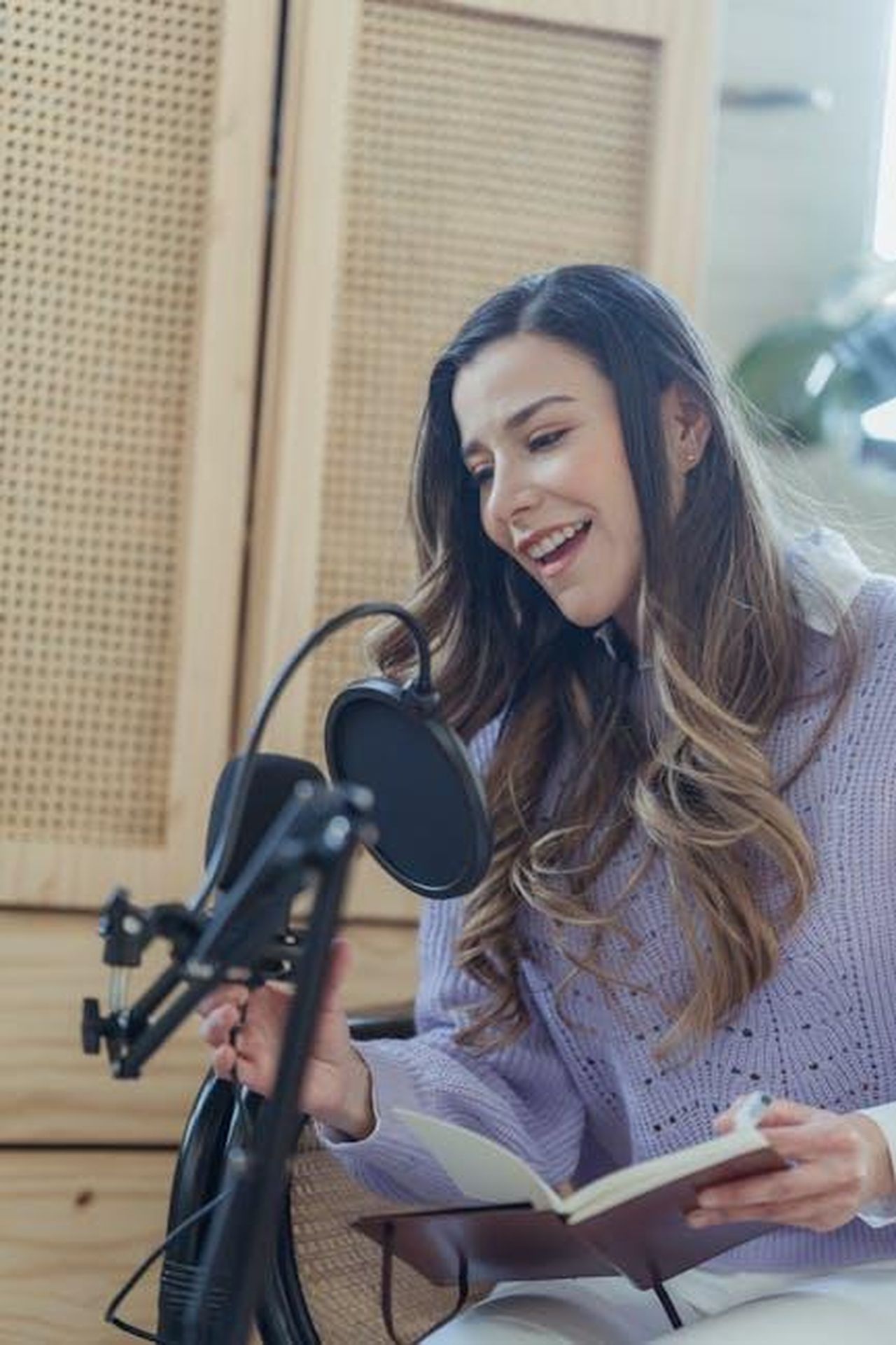 Reazioni_e_impatto_del_nuovo_studio_Z5RcvED853 - Confidenze24 Source: George Milton - pexels - Content female in casual wear talking to professional microphone while recording audio record on chair with opened notebook in light room