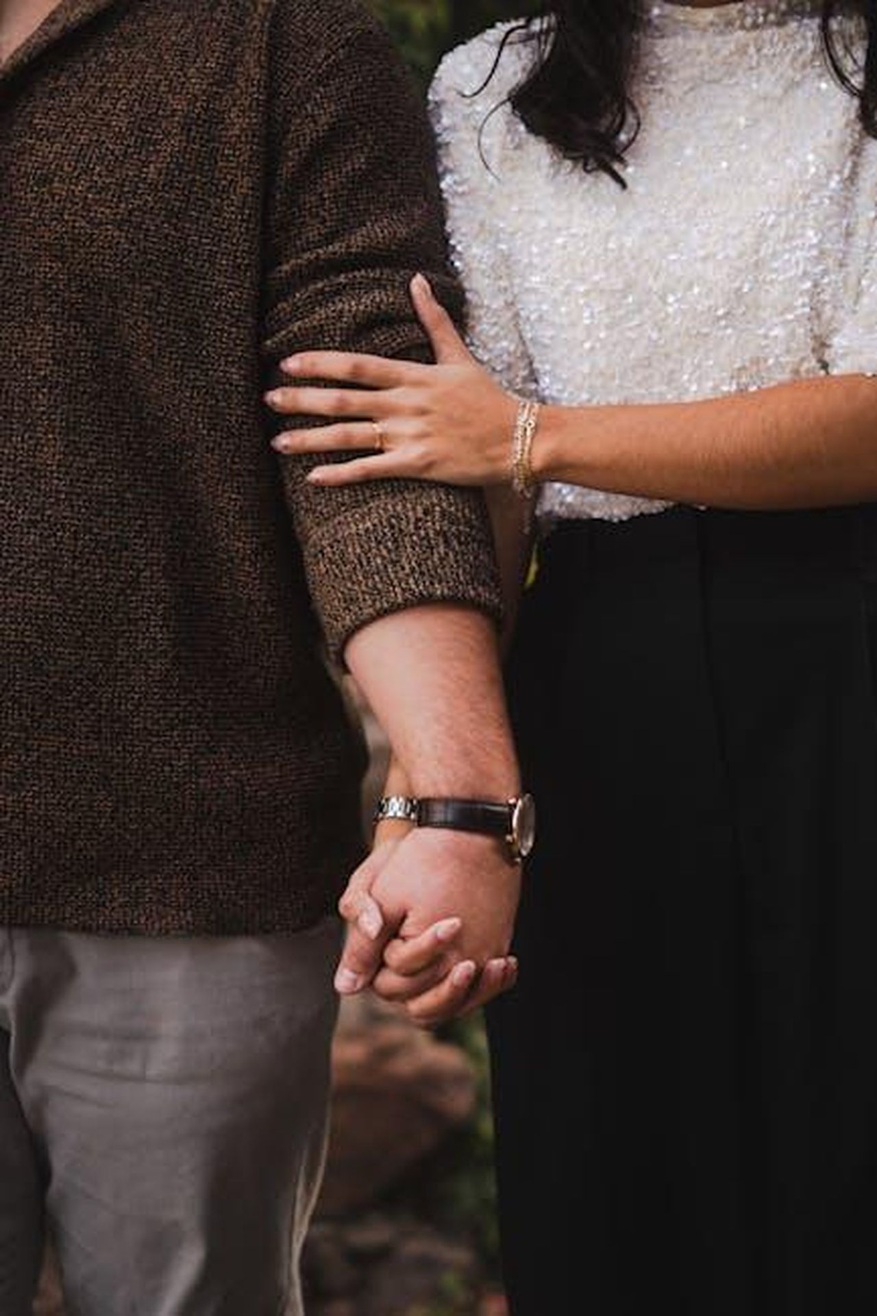 Reazioni_e_piani_futuri_EXLT10rT9z - Confidenze24 Source: Alejandro Aznar - pexels - Couple holding hands in San Luis Potosí, Mexico, symbolizing love and commitment.
