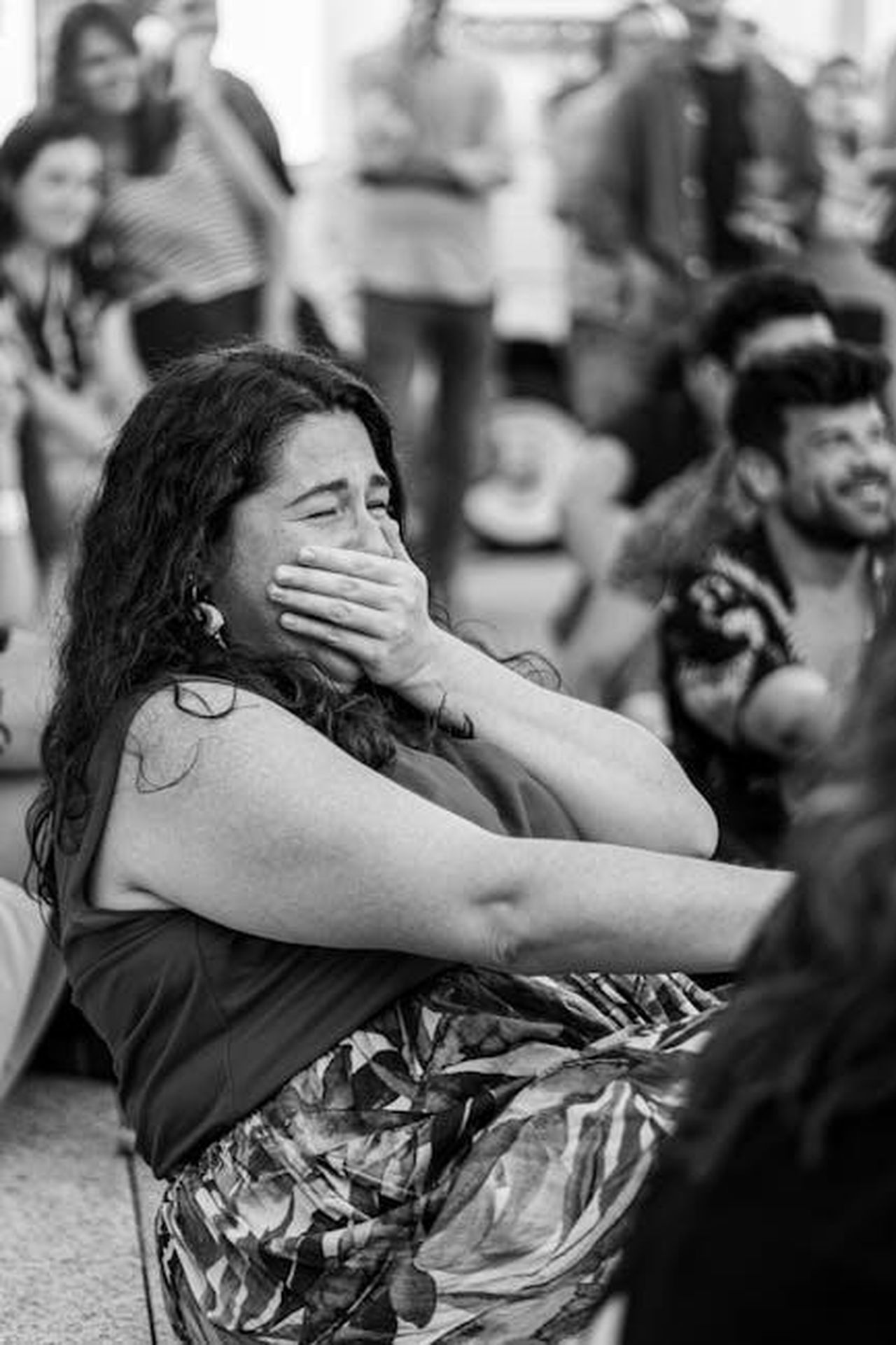 Reazioni_e_supporto_per_la_star_Q0UMr6Oz3j - Confidenze24 Source: Nano Erdozain - pexels - Black and white photo capturing emotion as a woman reacts in a crowd during an outdoor gathering.
