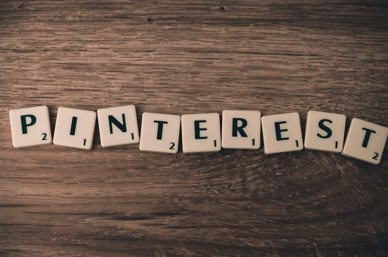 Reazioni_sui_social_media_dopo_il_video_virale_ICzQY9rXDt - Confidenze24 Source: Pixabay - pexels - Scrabble tiles spelling Pinterest on a wooden background, symbolizing social media and creativity.