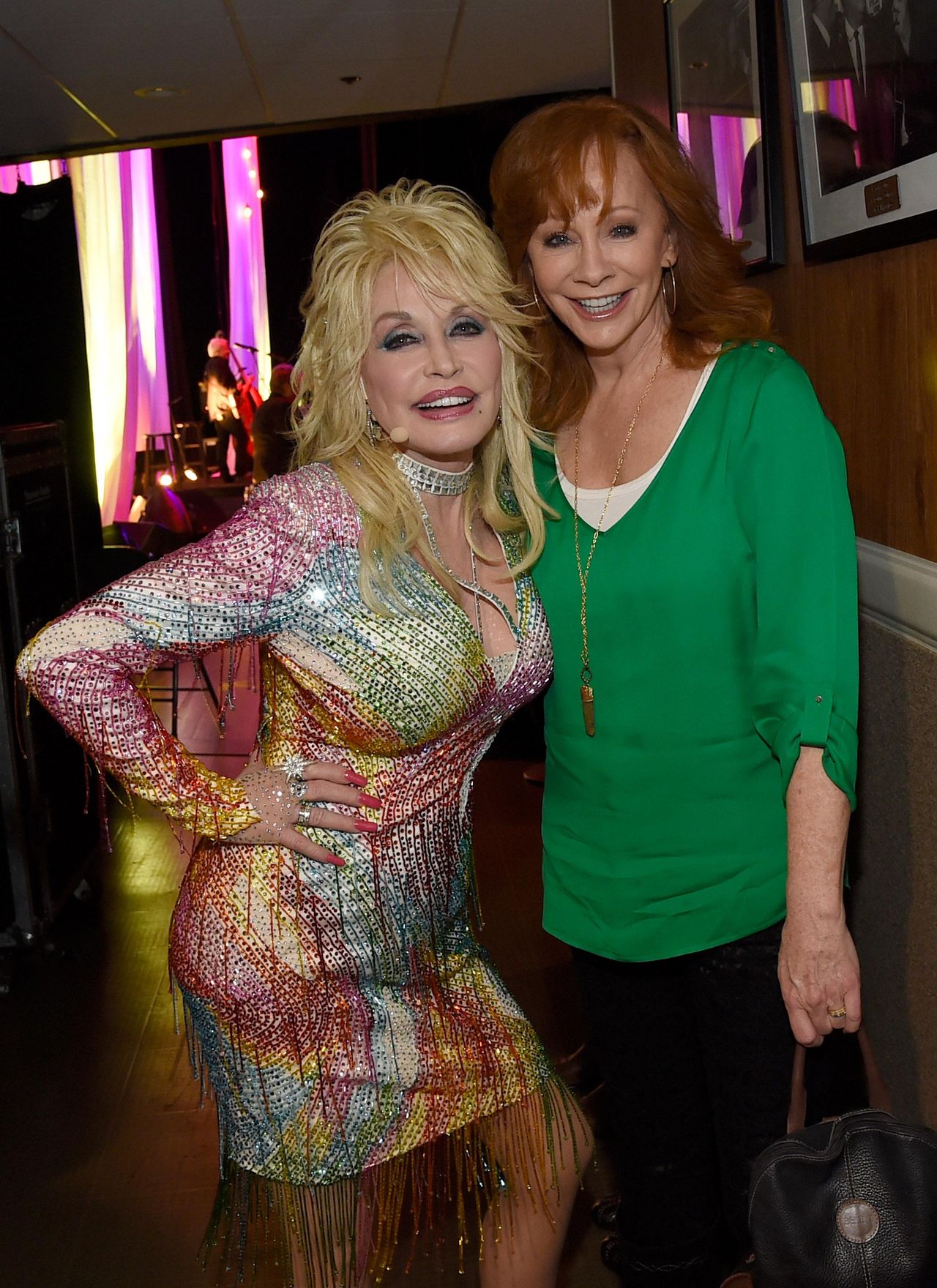 Reba_McEntire_e_il_suo_messaggio_di_supporto_a_Dolly_Parton_CZCZUKjSHC - Confidenze24 Source: Rick Diamond - Closer Weekly - Reba McEntire mostra supporto a Dolly Parton dopo la morte del marito