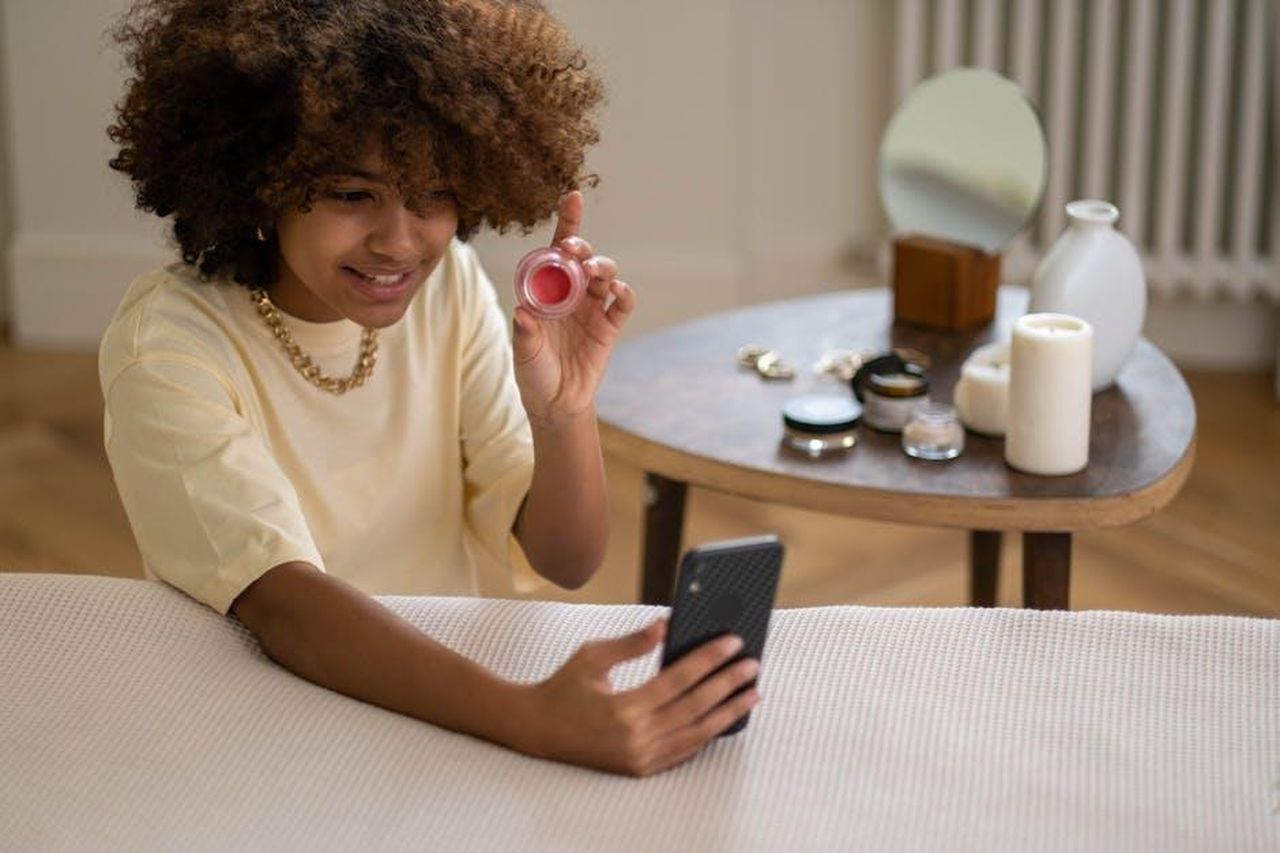 Recensioni_dei_clienti_su_elf_Halo_Glow_Liquid_Filter_UknsJOtXHH - Confidenze24 Source: Ron Lach - pexels - Young woman recording a video review of beauty products using a smartphone indoors.