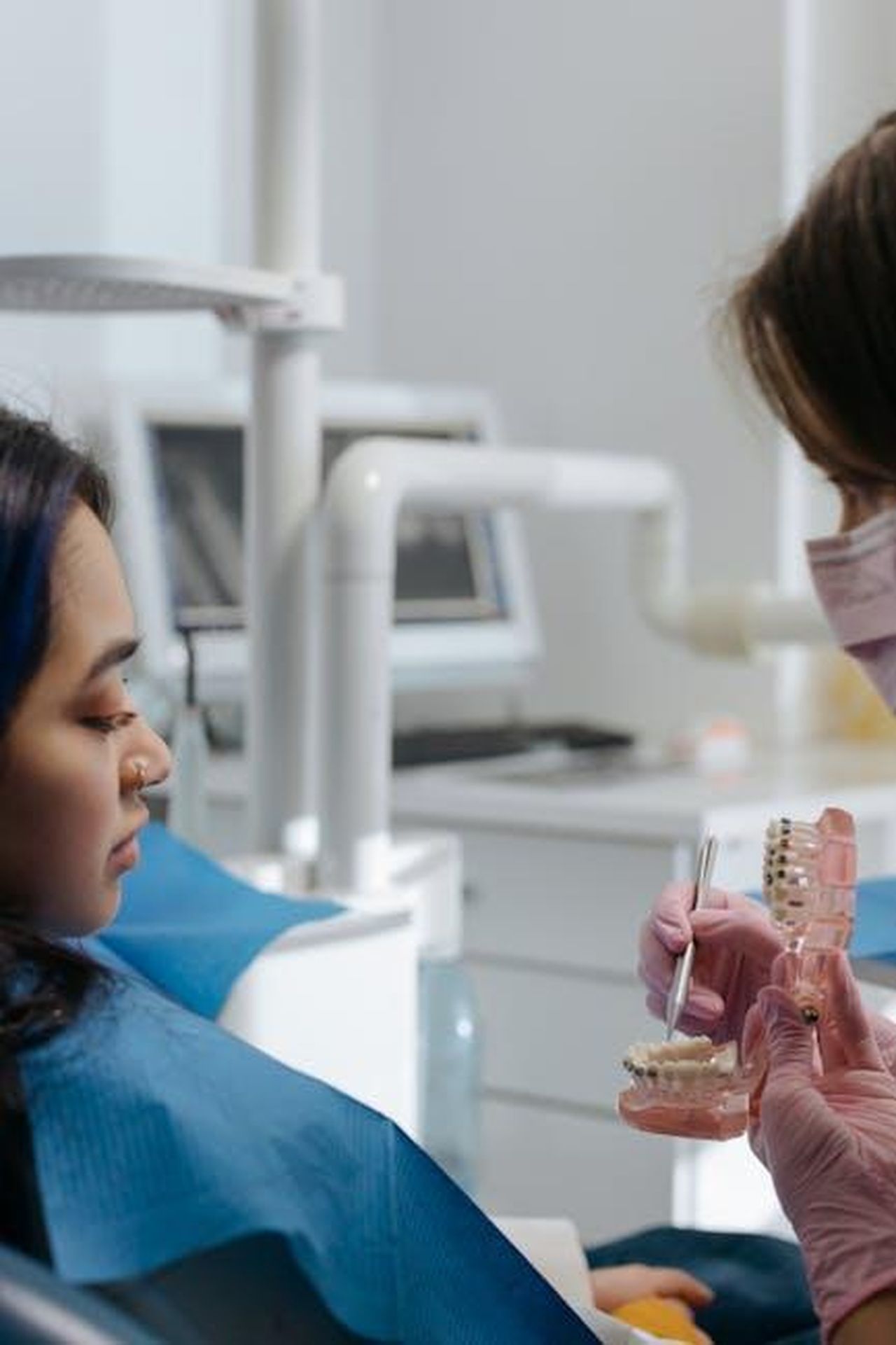 Recensioni_dei_clienti_sui_Minties_nX0EAOS1gE - Confidenze24 Source: cottonbro studio - pexels - A dentist explaining dental procedures using a teeth model during a patient consultation.