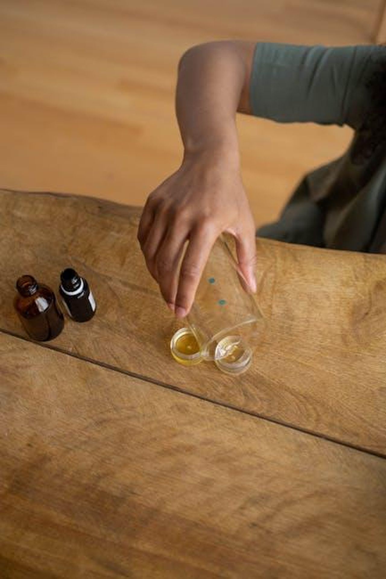 Recensioni_dei_clienti_sul_Wet_n_Wild_Lip_Oil_m1TzA62YlM - Confidenze24 Source: Ron Lach - pexels - A person making natural lip balm with essential oils on a wooden table.