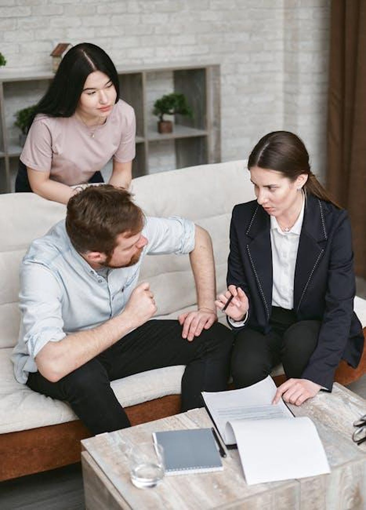 Recensioni_dei_clienti_sul_bronzing_serum_wFmPwOoTB9 - Confidenze24 Source: Mikhail Nilov - pexels - A group of people engaging in a business discussion about contract details in a modern indoor setting.