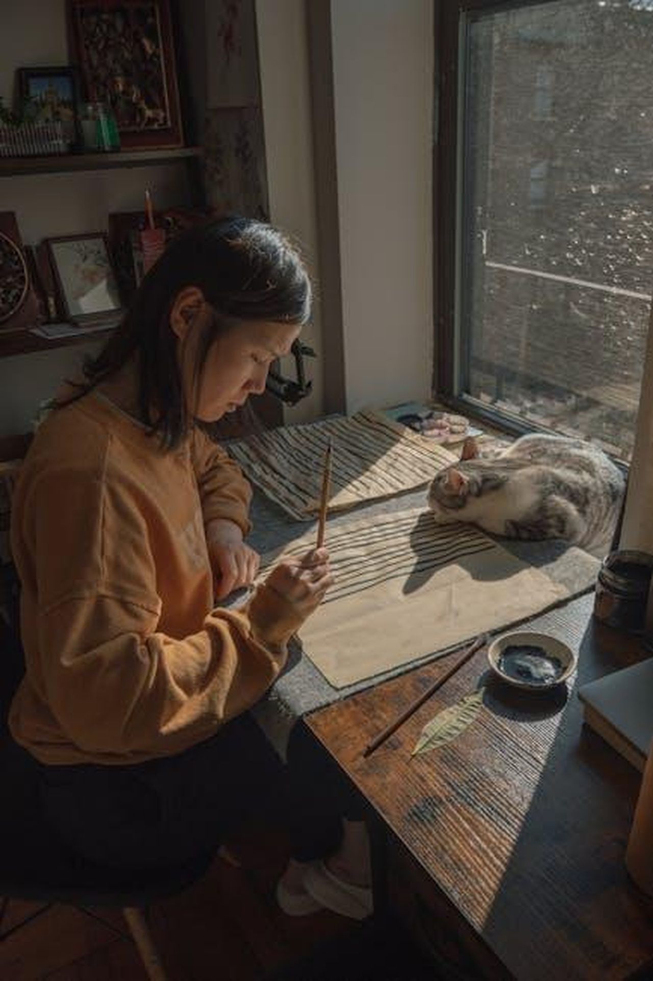 Recensioni_dei_genitori_di_animali_7ihWnyDzCh - Confidenze24 Source: Jesse R - pexels - girl with a cat and calligraphy
