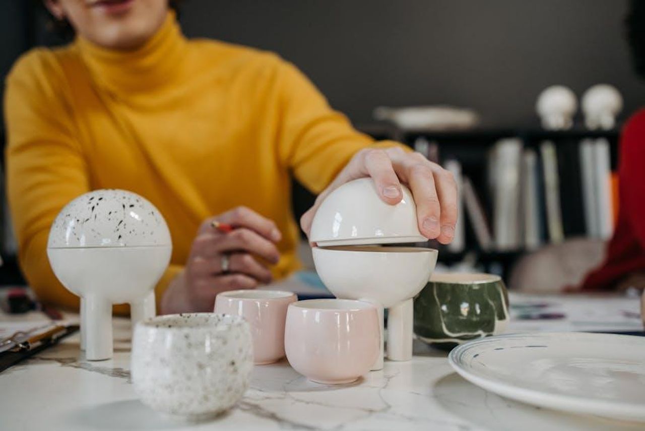 Recensioni_del_set_di_piatti_Famiware_nK9xEFDTEX - Confidenze24 Source: Pavel Danilyuk - pexels - A creative pottery setup with modern designs featuring teacups and decorative items in a studio.