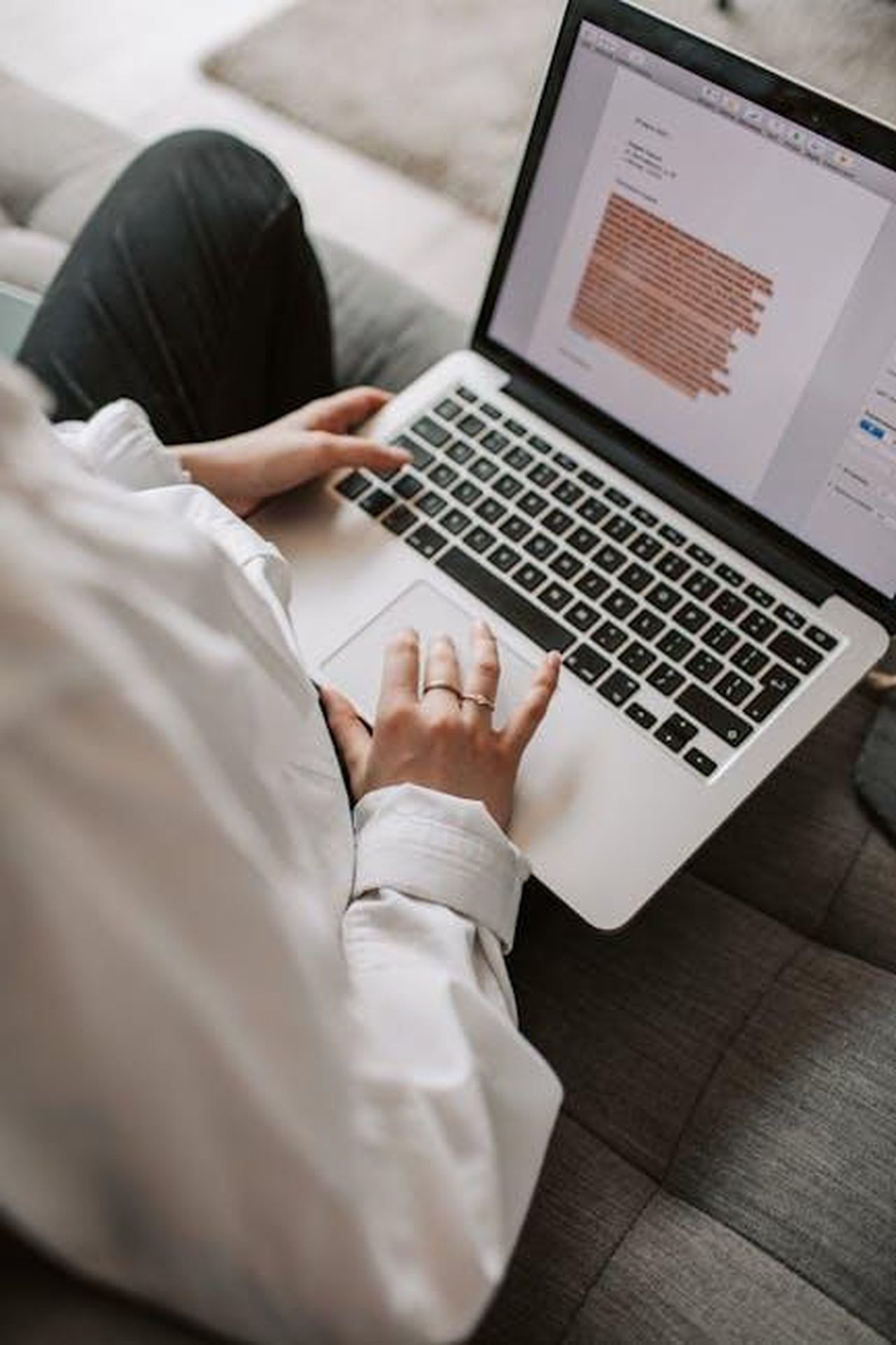 Recensioni_e_feedback_degli_utenti_8JMA9cd59U - Confidenze24 Source: Vlada Karpovich - pexels - Woman working on a laptop indoors, focusing on document editing and remote work.