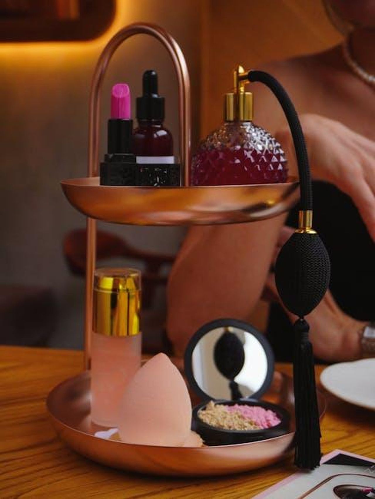Recensioni_e_opinioni_su_WINDOW2SOUL_ZI6DrLGrO9 - Confidenze24 Source: Nadin Sh - pexels - Stylish display of makeup and perfume on a two-tier stand, perfect for a beauty theme.