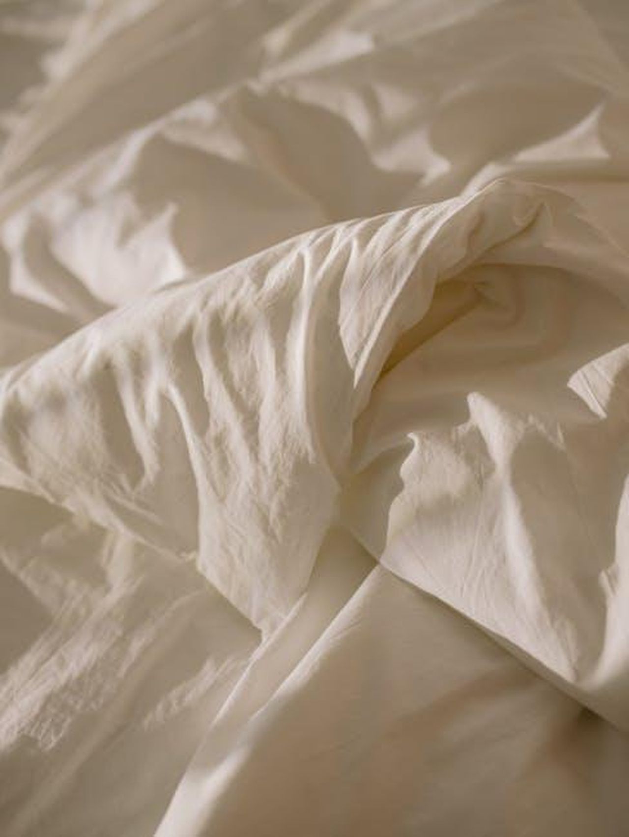Recensioni_e_opinioni_sul_Bedsure_Satin_Pillowcase_HrmKqAzklG - Confidenze24 Source: cottonbro studio - pexels - Close-up of crumpled white bed linen with soft natural lighting, evoking coziness.