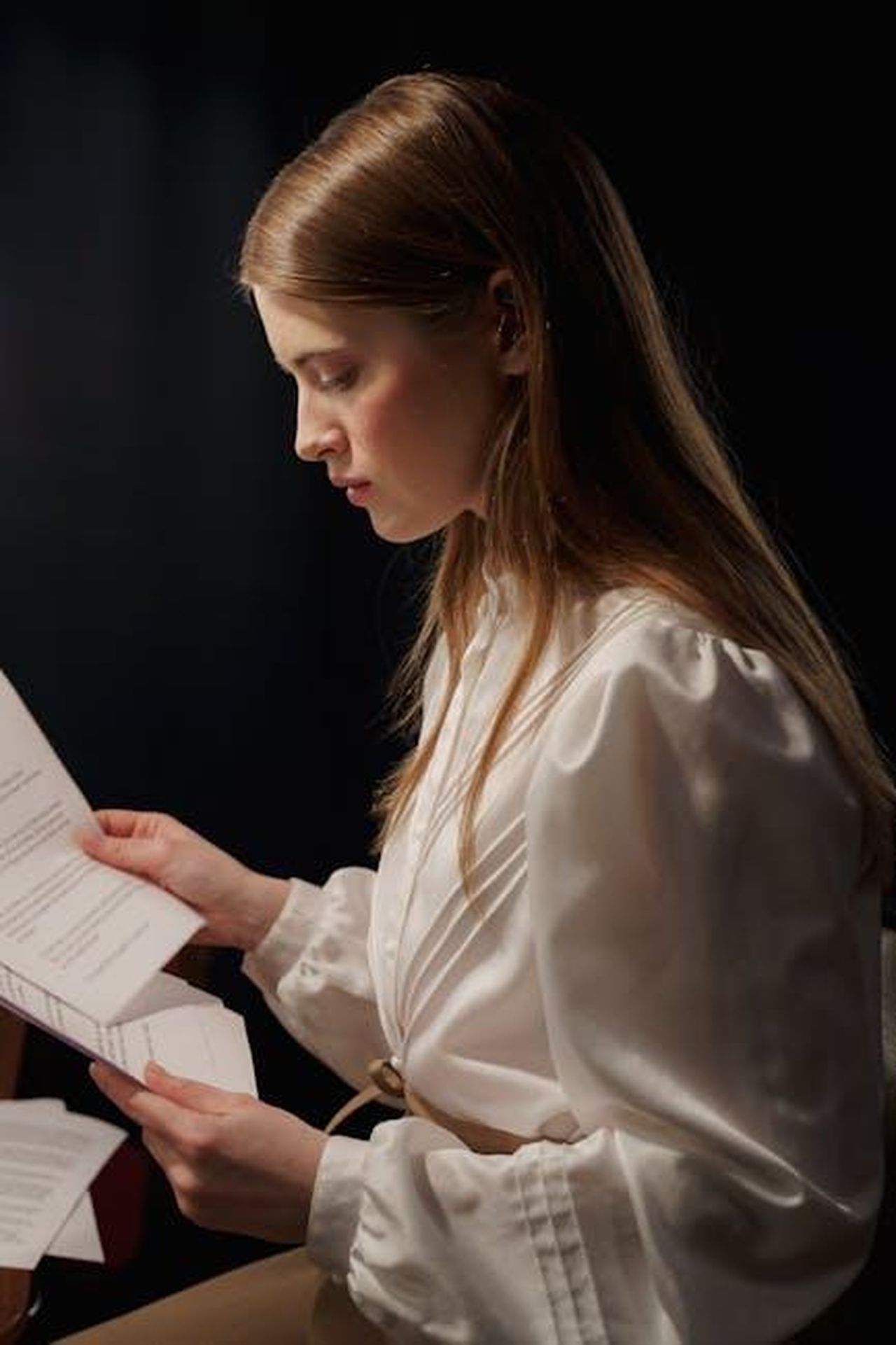 Recensioni_e_opinioni_sul_fondotinta_ZZAxI6UIR3 - Confidenze24 Source: cottonbro studio - pexels - A young actress intensely studies her script in an elegant dressing room setting.