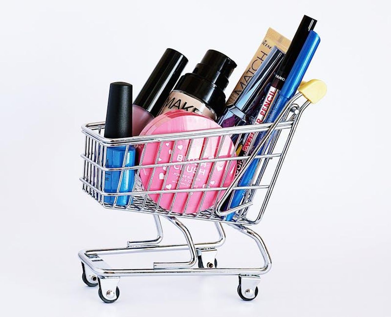Recensioni_entusiastiche_degli_acquirenti_nfwZKFzzWh - Confidenze24 Source: Suzy Hazelwood - pexels - Miniature shopping cart filled with a variety of cosmetics on a white background.