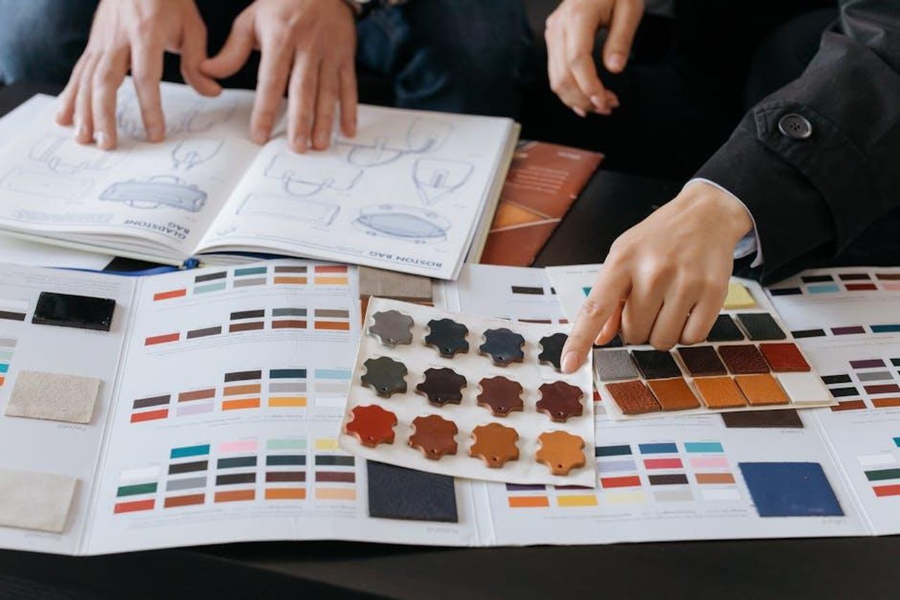 Recensioni_entusiastiche_degli_utenti_IgzoV9MvHu - Confidenze24 Source: cottonbro studio - pexels - Designers reviewing color swatches and sketches for project planning.