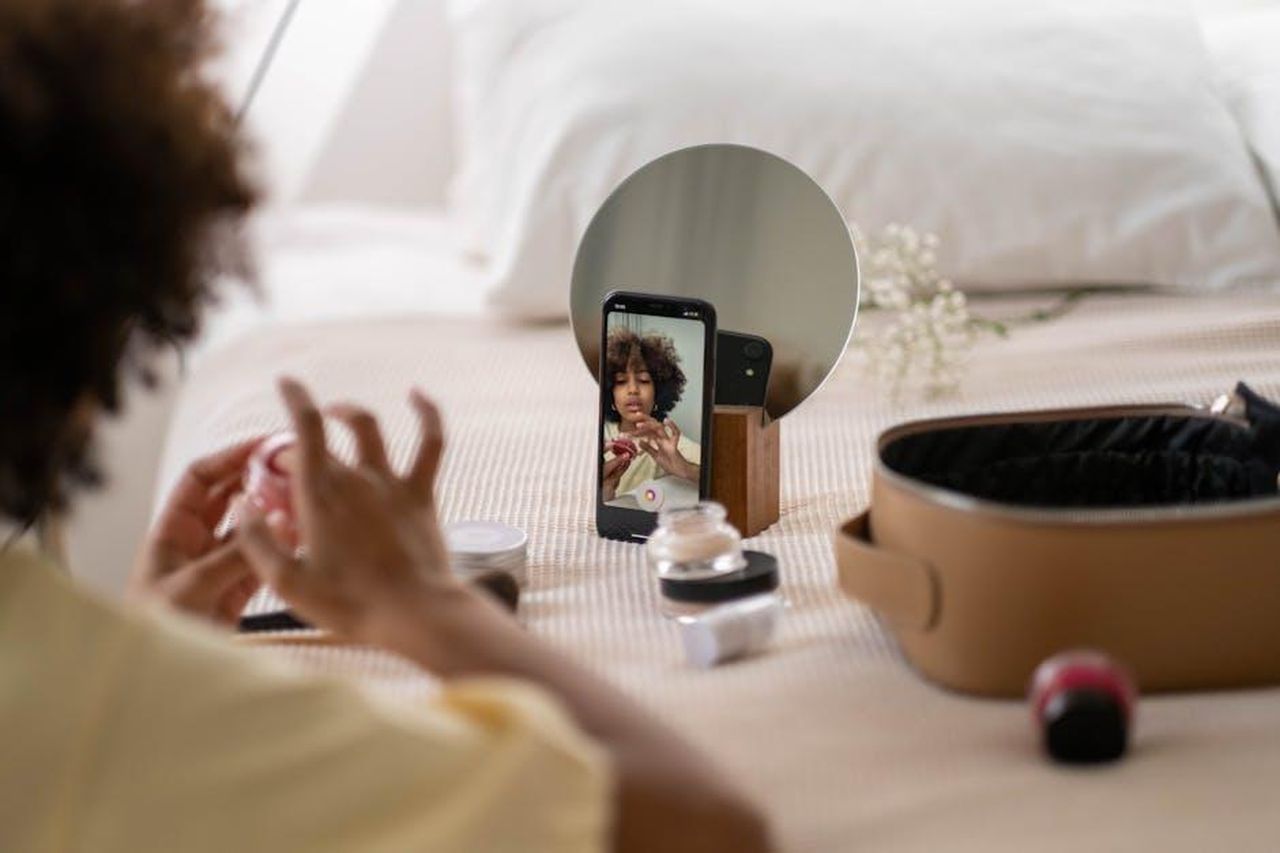 Recensioni_entusiastiche_degli_utenti_KXHbVwUF8m - Confidenze24 Source: Ron Lach - pexels - Woman recording a skincare vlog with cosmetics using a phone camera indoors.