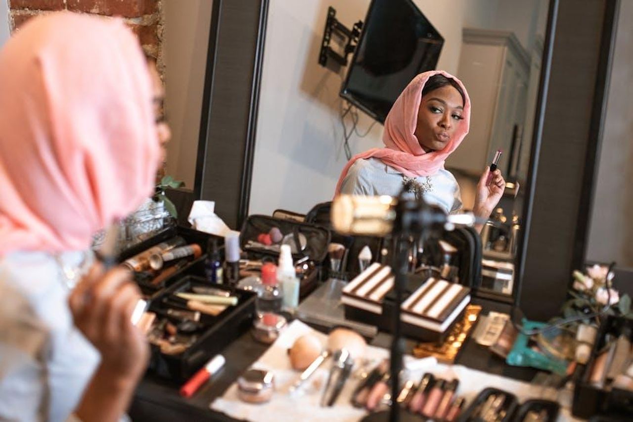 Recensioni_entusiastiche_degli_utenti_OtbZZxW1C5 - Confidenze24 Source: RDNE Stock project - pexels - Fashionable woman in hijab applying makeup reflects in a mirror.
