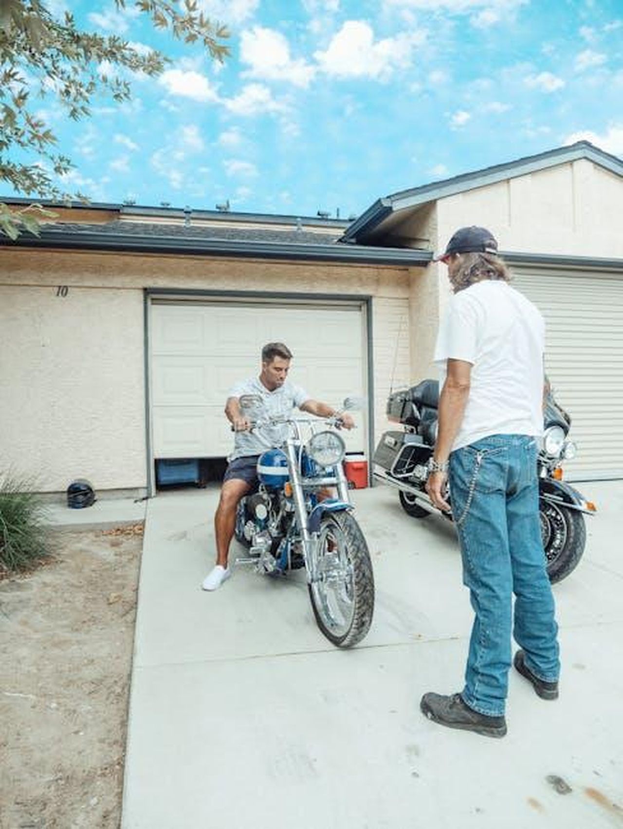 Registrare_il_mio_teenager__un_modo_efficace_per_fermare_comportamenti_scorretti_UoMVR4nPsR - Confidenze24 Source: Kindel Media - pexels - A father and son sharing a bonding moment with motorcycles in a driveway.