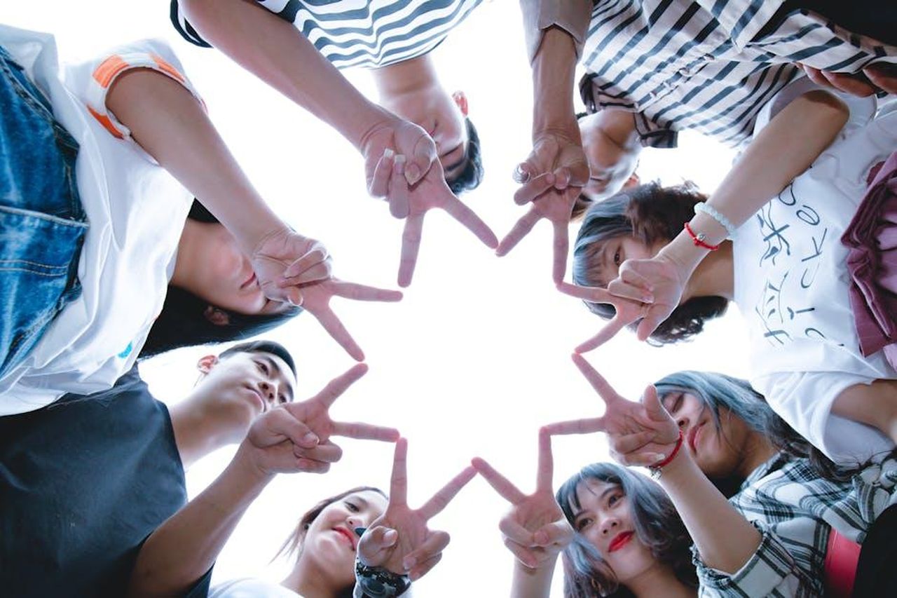 Relazione_tra_Donnie_Wahlberg_e_Tom_Selleck_oCypxGmvSJ - Confidenze24 Source: Chu Chup Hinh - pexels - A circle of friends forming a star shape with fingers, symbolizing unity and teamwork.