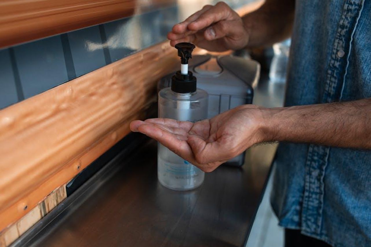 Rick_Springfield_ha_ridotto_il_consumo_di_alcol_KbqPCUfRAc - Confidenze24 Source: RDNE Stock project - pexels - A person uses hand sanitizer from a dispenser to maintain hygiene in a public area.