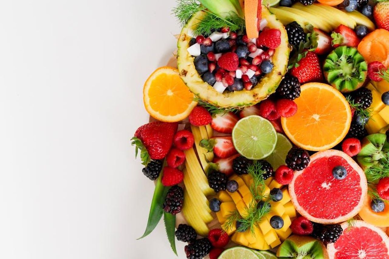 Rick_Springfield_si_allena_ogni_giorno_e_controlla_la_sua_alimentazione_pkRY1j6snp - Confidenze24 Source: Jane Trang Doan - pexels - Colorful flat lay of assorted tropical fruits including pineapple, berries, and citrus.