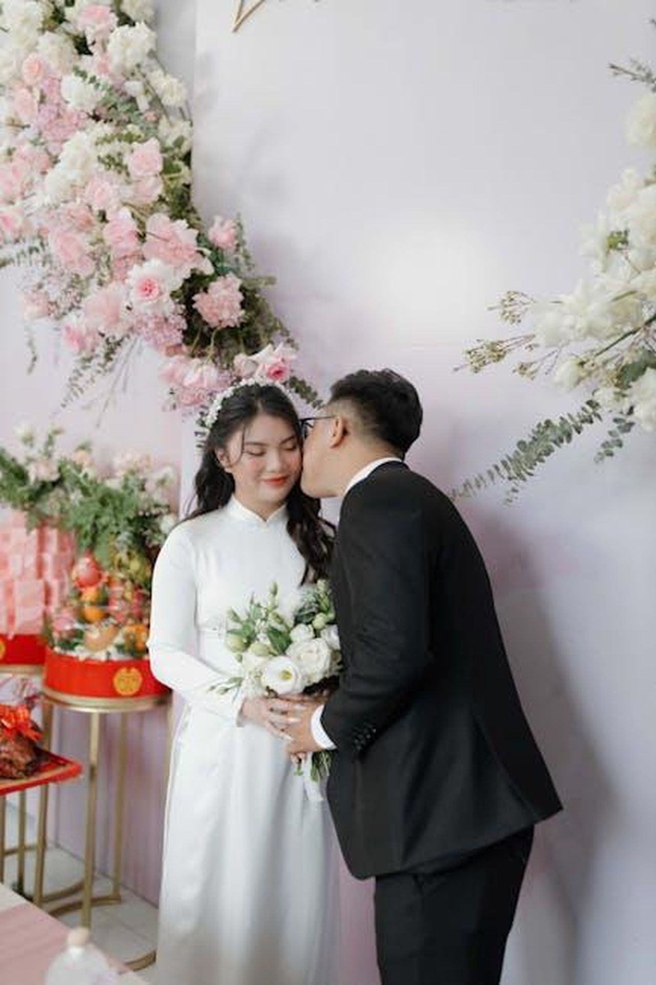 Ricominciare_dopo_il_divorzio_un_nuovo_inizio_B1TpIVSG5i - Confidenze24 Source: thien vu - pexels - Elegant wedding scene featuring an Asian couple in traditional attire with floral decor.