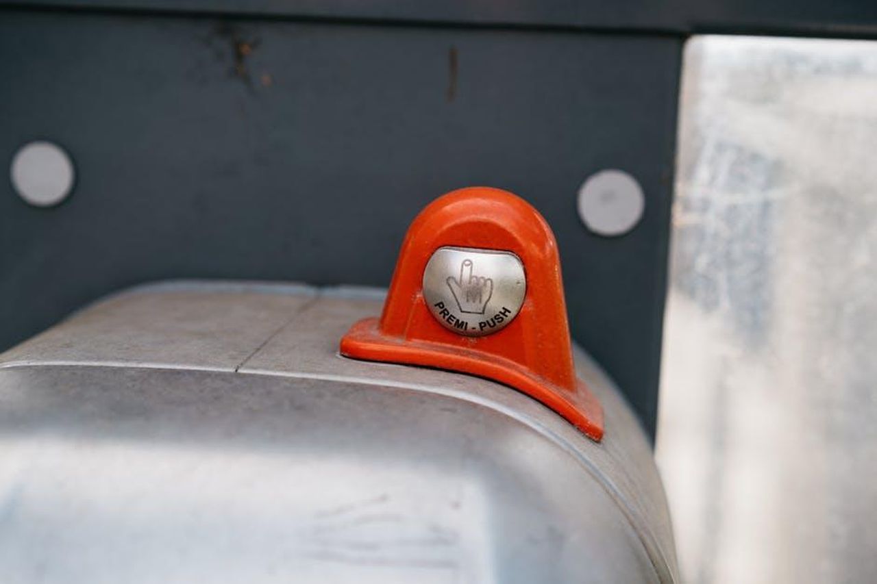 Riconoscimenti_e_Ringraziamenti_di_Quinta_Brunson_paWl0ATSIE - Confidenze24 Source: Markus Winkler - pexels - A detailed image of an orange industrial push button labeled 'Premi-Push.'