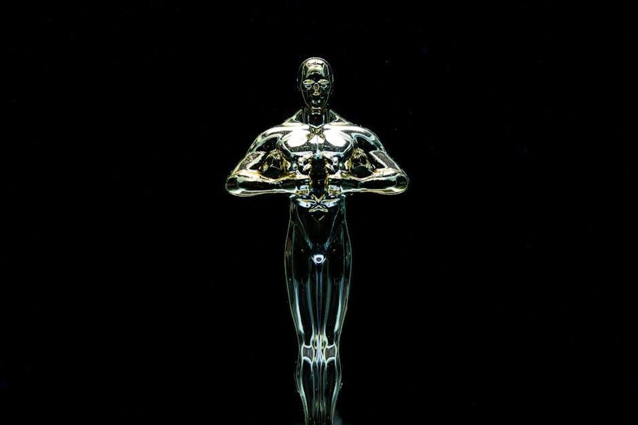 Riconoscimenti_per_Robin_Roberts_0Y2DTAQEkl - Confidenze24 Source: Engin Akyurt - pexels - A golden trophy statue isolated on a black background symbolizing achievement and victory.