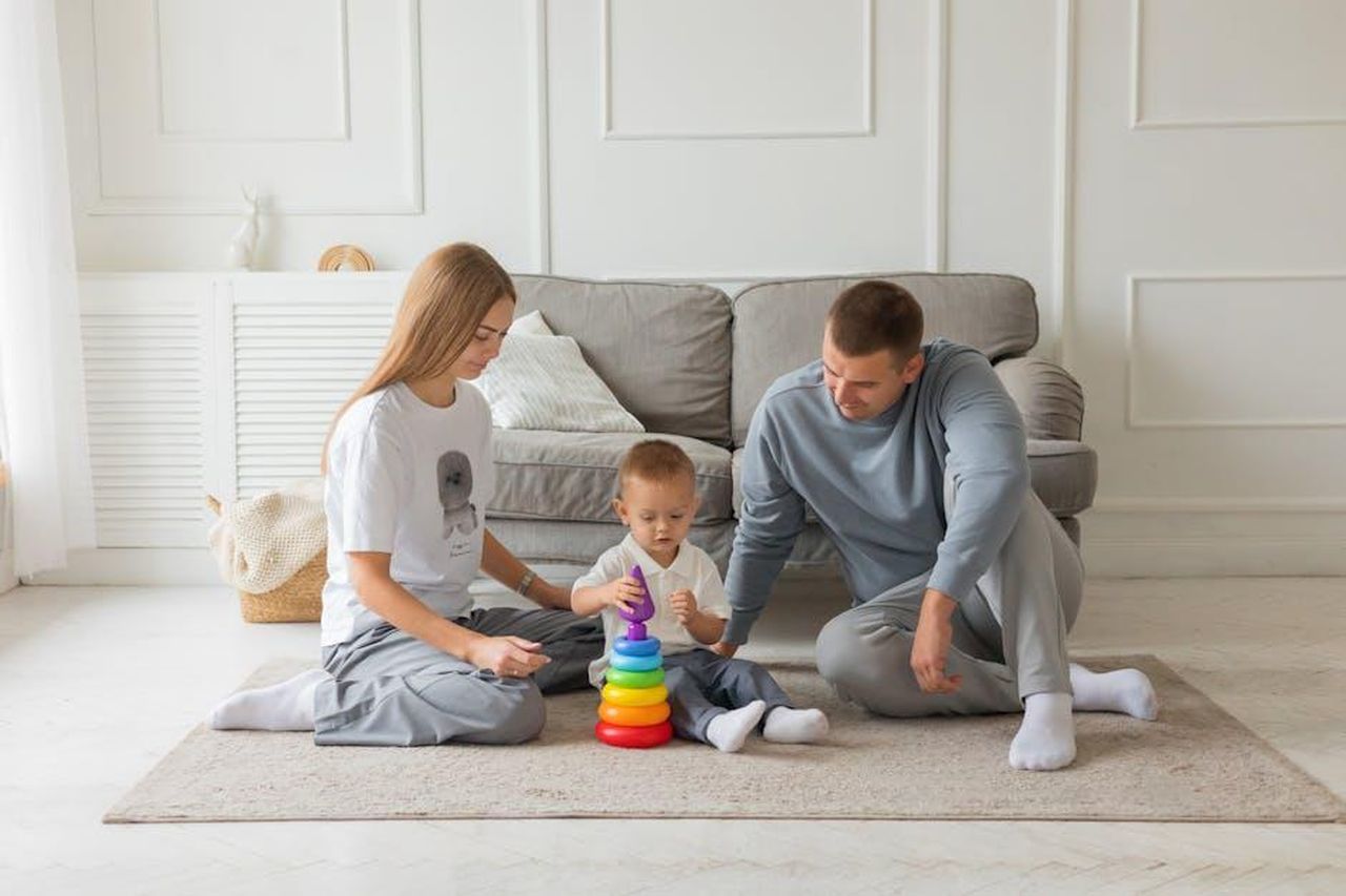Riflessioni_di_Eva_Longoria_sulla_sua_carriera_e_sulla_vita_Zogow6uXwk - Confidenze24 Source: Polesie Toys - pexels - Mom, dad, and young child playing with colorful stacking toy in cozy living room setting.