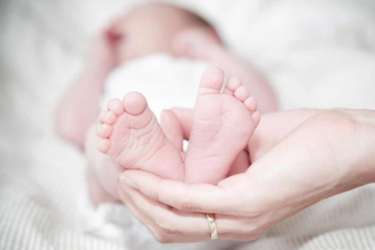 Riflessioni_di_Jeannie_Mai_sulla_maternit_Jncy6iy1z7 - Confidenze24 Source: Rene Terp - pexels - Tender photo of a mother's hands holding her newborn's feet, symbolizing love and care.