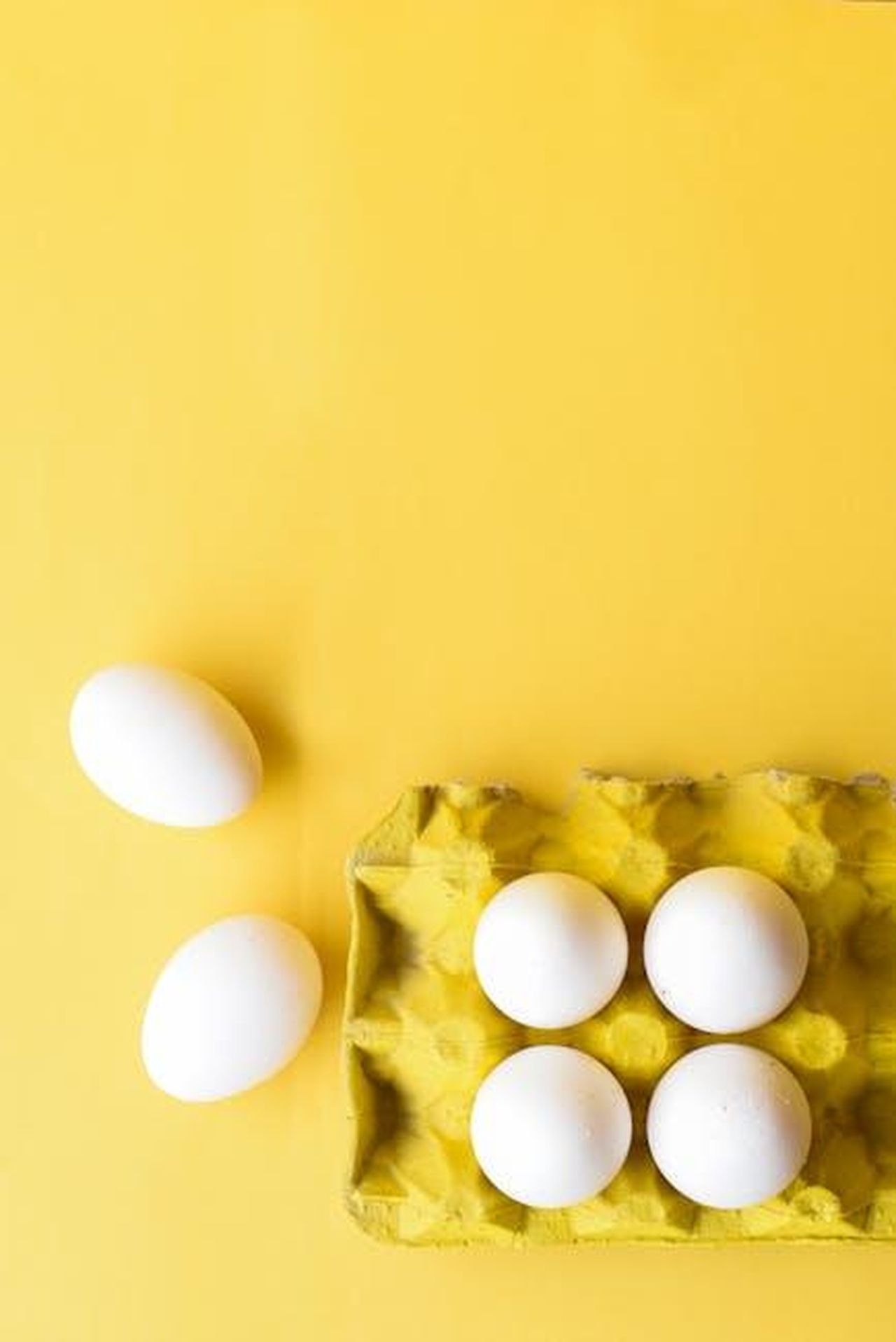 Riflessioni_di_Kathy_Bates_sul_suo_personaggio_inL3AwTRnr - Confidenze24 Source: elif tekkaya - pexels - Top view of white eggs on a yellow background, perfect for food photography and lifestyle content.