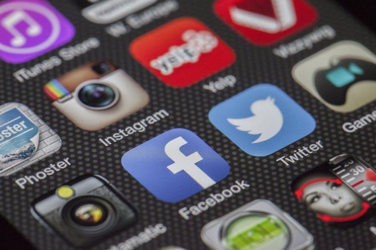 Riflessioni_sui_social_media_miwciCTGhv - Confidenze24 Source: Pixabay - pexels - Close-up image of various social media app icons on a smartphone screen.