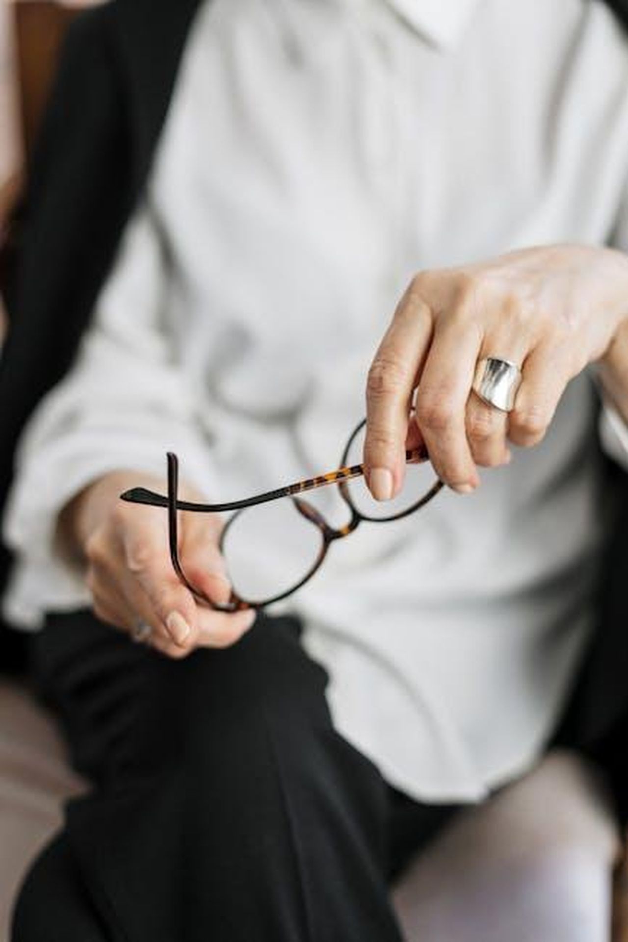 Riflessioni_sulla_carriera_7zpMiUInNQ - Confidenze24 Source: cottonbro studio - pexels - Close-up of a woman holding glasses, symbolizing thought and professionalism.