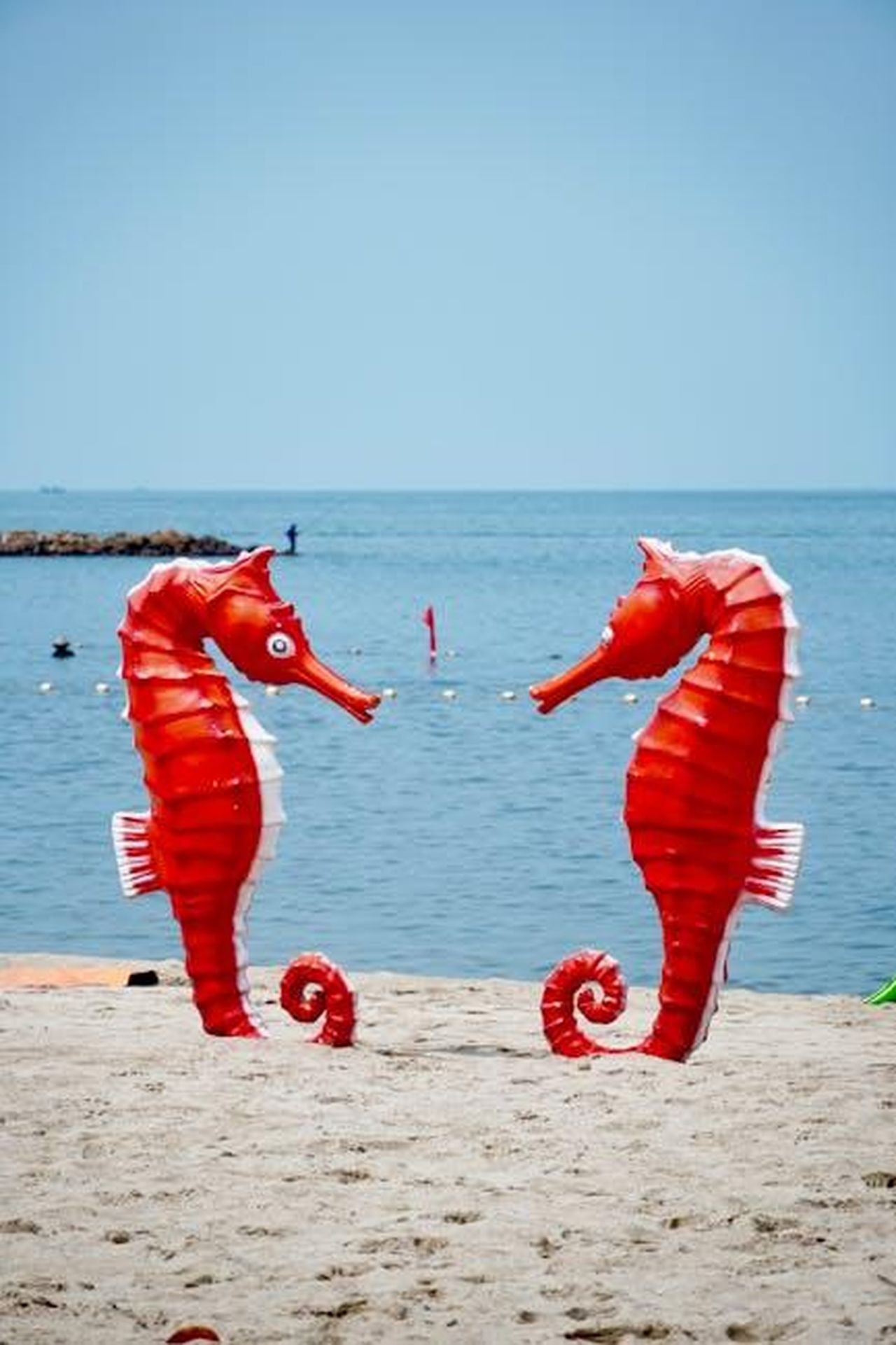 Riflessioni_sulla_concezione_dei_figli_cI4i5Y72iu - Confidenze24 Source: Tuan Vy - pexels - Colorful seahorse statues stand facing each other on a sunny beach by the sea.