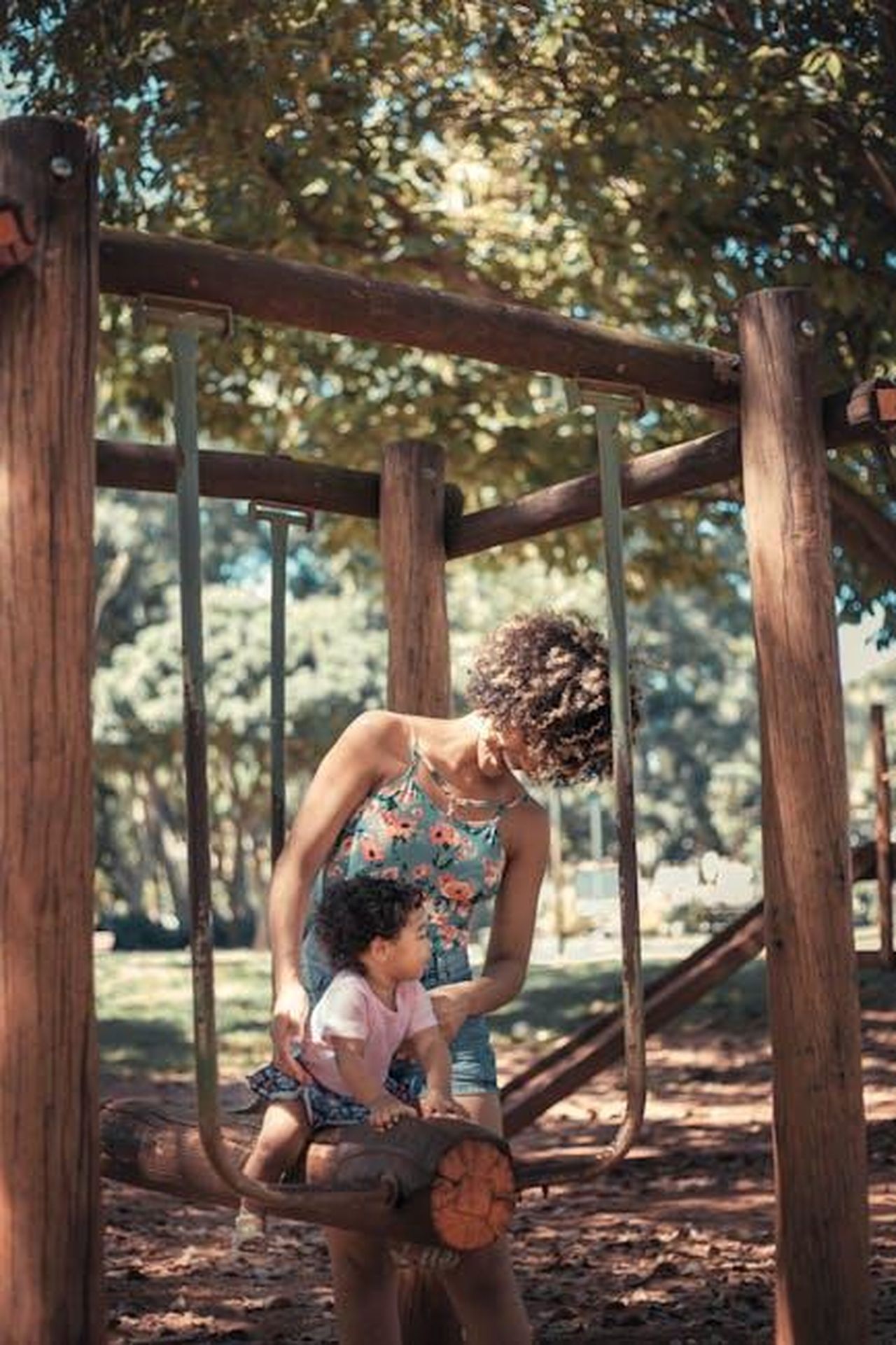 Riflessioni_sulla_crescita_e_lamore_materno_d7rs6kzG3C - Confidenze24 Source: Orione Conceição - pexels - Joyful moment of a mother and child playing together in a sunny park, enjoying family time.