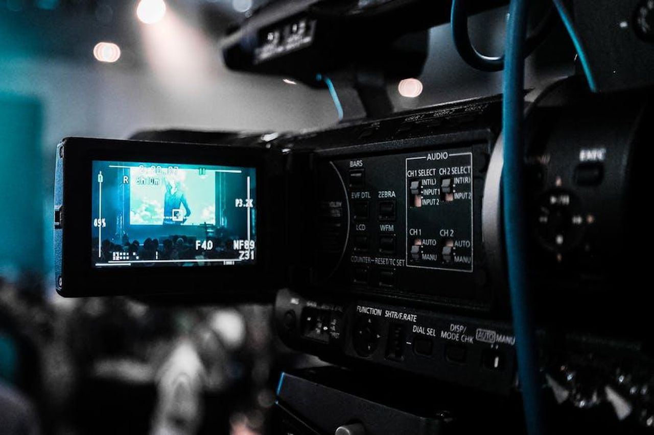 Riflessioni_sulla_lunga_attesa_per_Shrek_5_S4mP2RftRo - Confidenze24 Source: Donald Tong - pexels - HD video camera capturing a live event; focus on screen and controls.