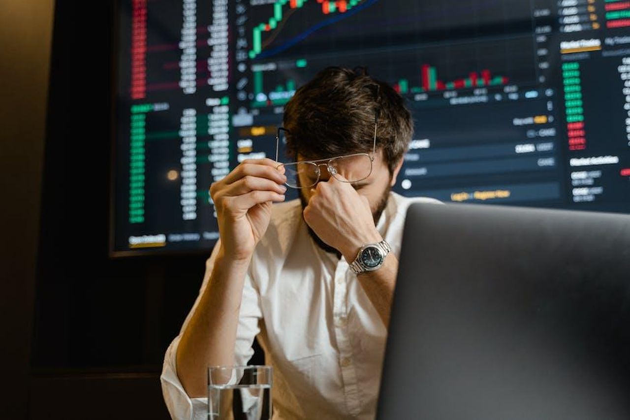 Riflessioni_sulla_perdita_e_sul_denaro_XYJZhaeEP3 - Confidenze24 Source: Tima Miroshnichenko - pexels - A stressed man looks at stock market data on his computer screen in an office setting.