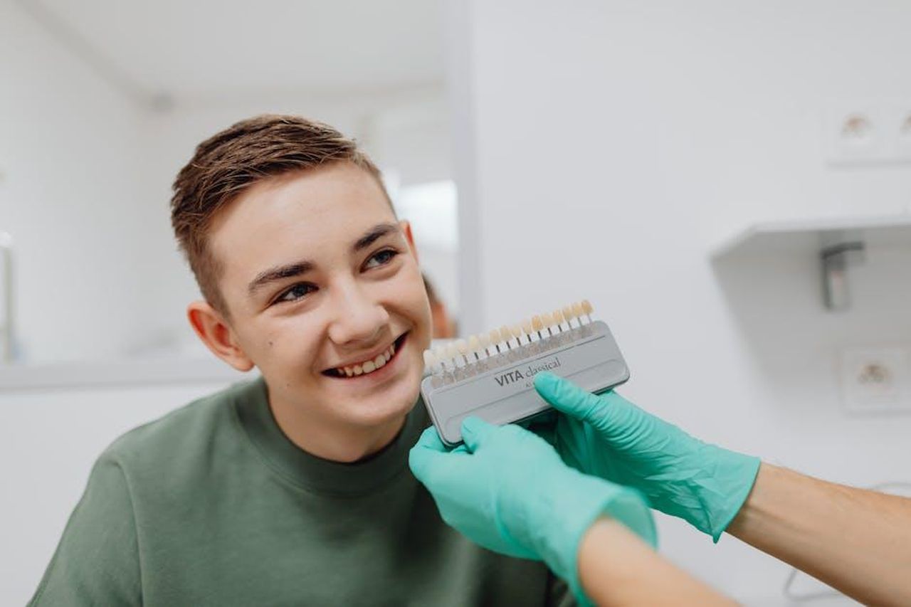 Riflessioni_sulla_vita_e_il_futuro_kqiIRA4xx7 - Confidenze24 Source: Photo By: Kaboompics.com - pexels - A teenager smiling during a dental shade matching procedure at a dentist office.