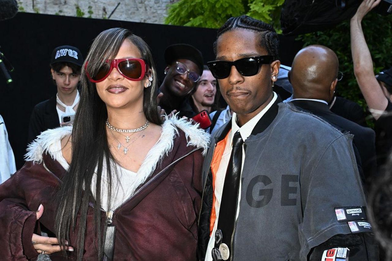 Rihanna_al_concerto_di_AAP_Rocky_il_look_che_fa_discutere_QXitUqXVzP - Confidenze24 Source: Stephane Cardinale – Corbis / Getty - Getty - A$AP Rocky X American Sabotage by AWGE: Front Row - Paris Fashion Week - Menswear Spring/Summer 2025