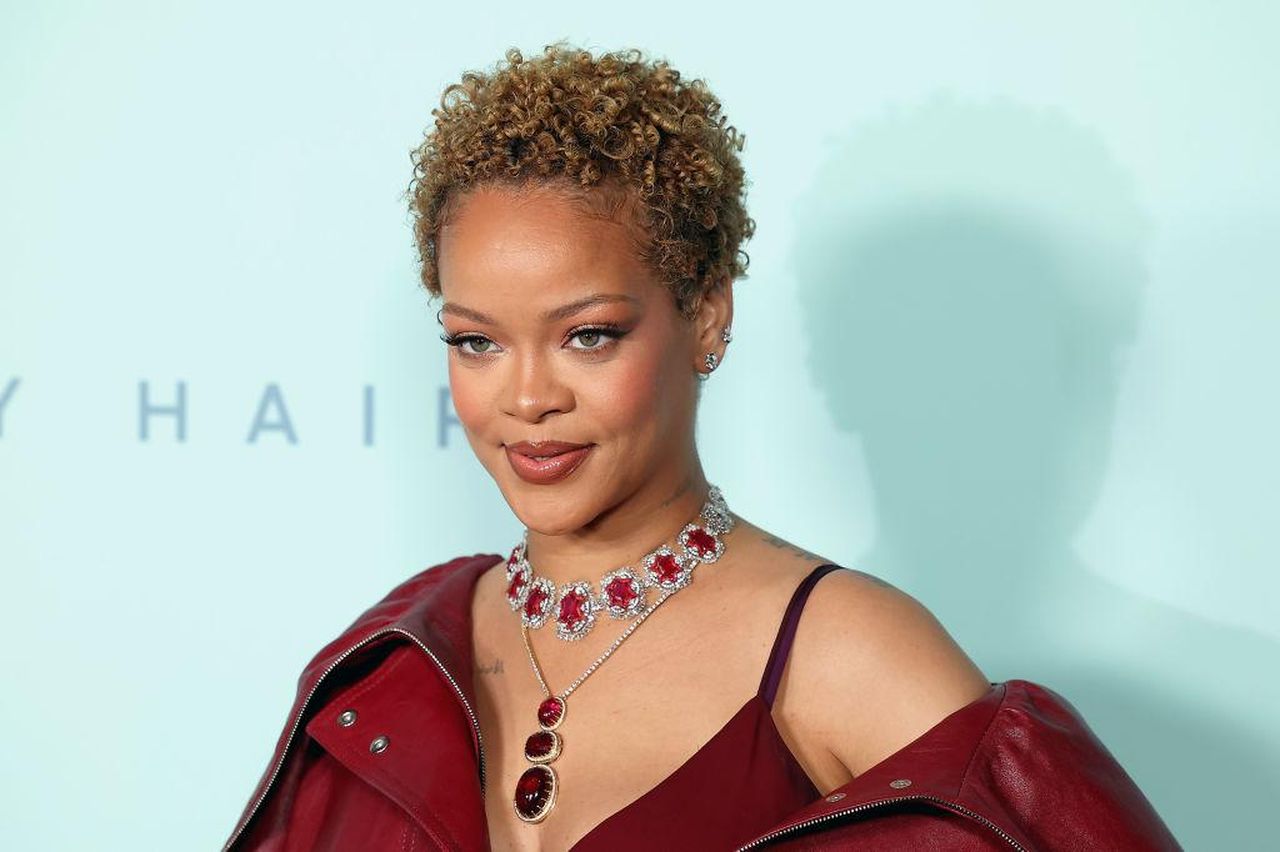 Rihanna_condivide_ricordi_speciali_della_nascita_dei_suoi_figli_LSjrTaQmo0 - Confidenze24 Source: Leon Bennett / Getty - Getty Images - Rihanna x Fenty Hair Los Angeles Launch Party - Arrivals