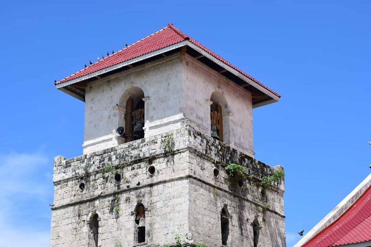 Rihanna_parla_della_sua_esperienza_come_madre_di_due_maschi_KplVaQy6p2 - Confidenze24 Source: Ferdie Photography - pexels - The iconic Baclayon Church bell tower under a clear blue sky, showcasing historical architecture.