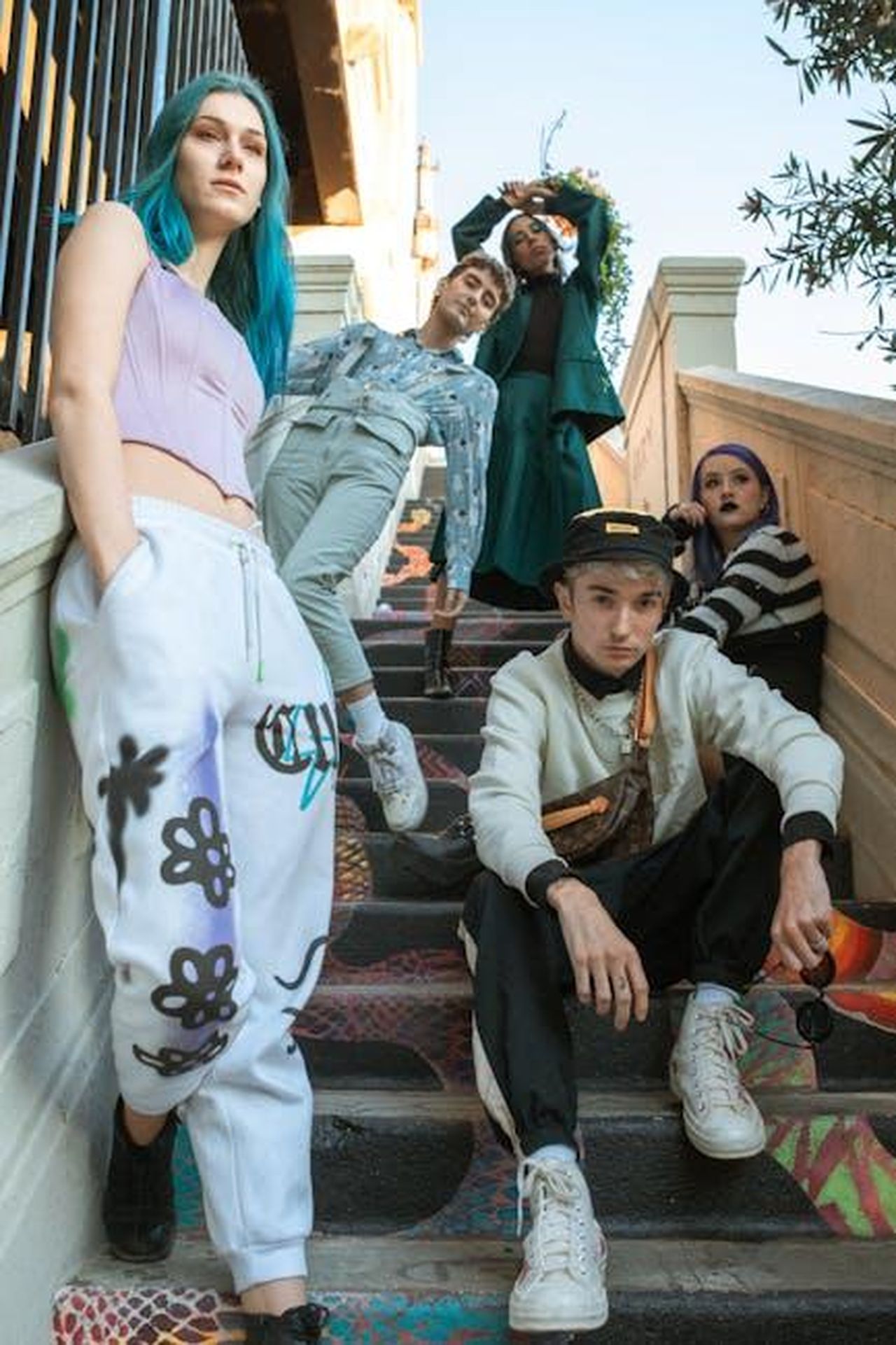 Rihanna_parla_delle_personalit_dei_suoi_figli_JZtGOQEW5g - Confidenze24 Source: RDNE Stock project - pexels - Vibrant group of Gen Z friends showcasing street style and fashion on colorful urban stairs.