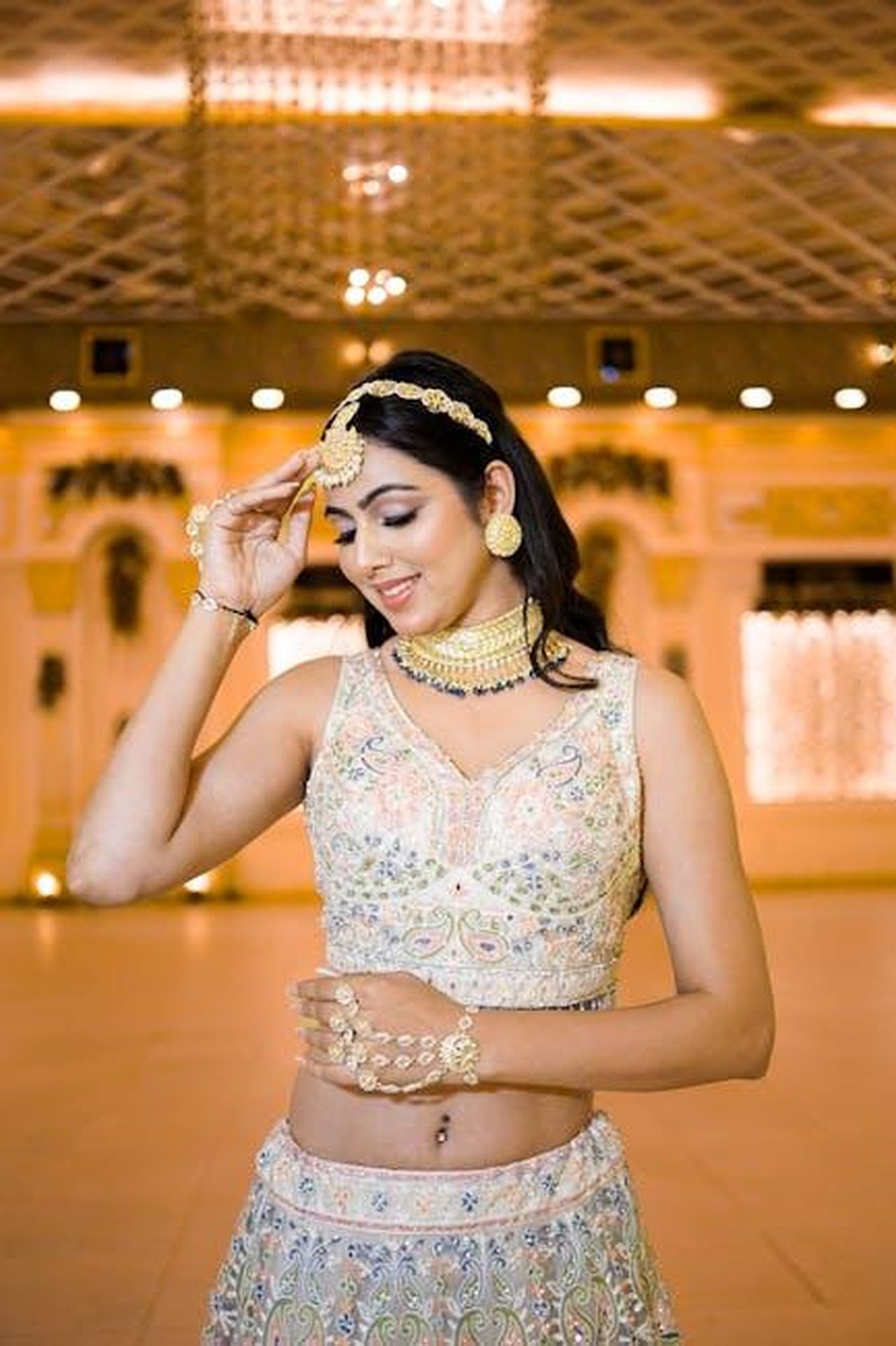 Rimpianto_sul_matrimonio_dIJ3O0yMpn - Confidenze24 Source: Kalistro - pexels - South Asian woman in an ornate dress indoors, exuding elegance and grace.