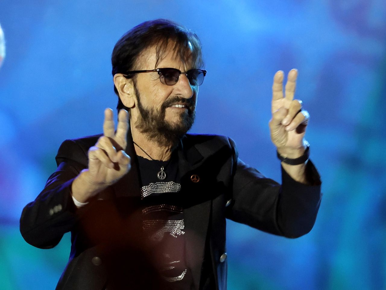 Ringo_Starr_e_il_suo_stile_di_vita_sano_IaAGXhZStJ - Confidenze24 Source: Kevin Winter/Getty Images - - Ringo Starr ama la vita e attribuisce la giovinezza alla moglie e alla sobrietà