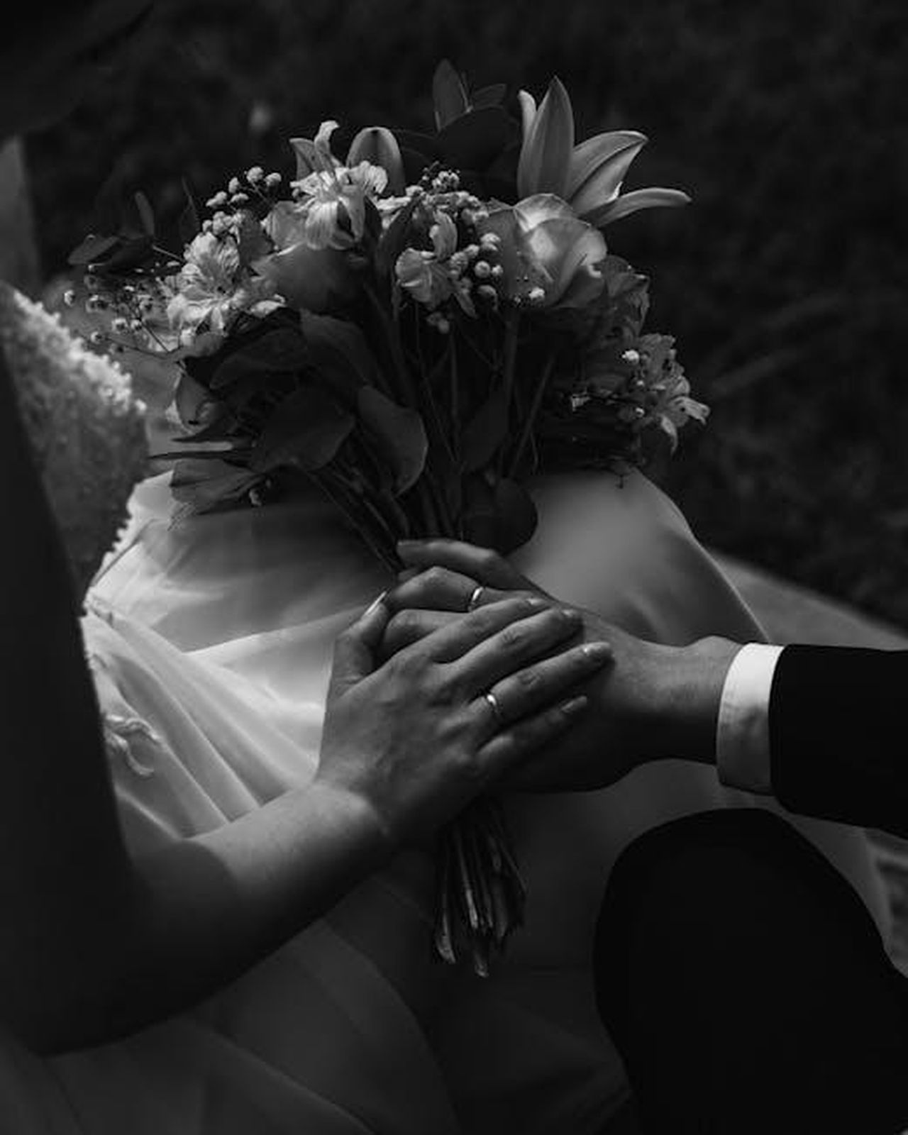 Rinnovo_dei_voti_nel_2016_xPljhX28fv - Confidenze24 Source: Tobias Bjørkli - pexels - A touching black and white shot of a newlywed couple holding hands with a bouquet.