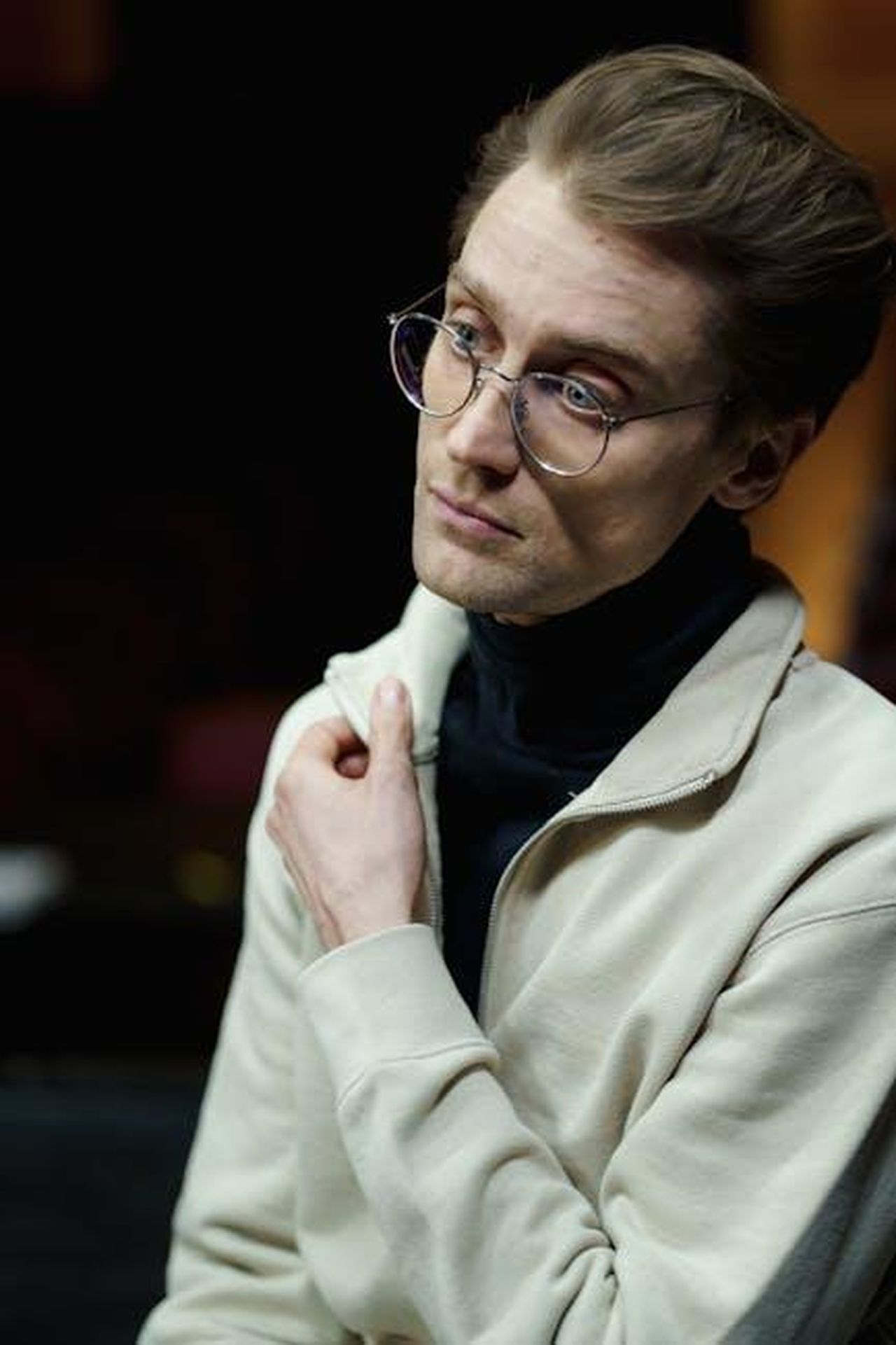 Rinnovo_della_serie_e_cast_zBgKacatnS - Confidenze24 Source: cottonbro studio - pexels - Portrait of a male actor wearing eyeglasses during a rehearsal in a theater.