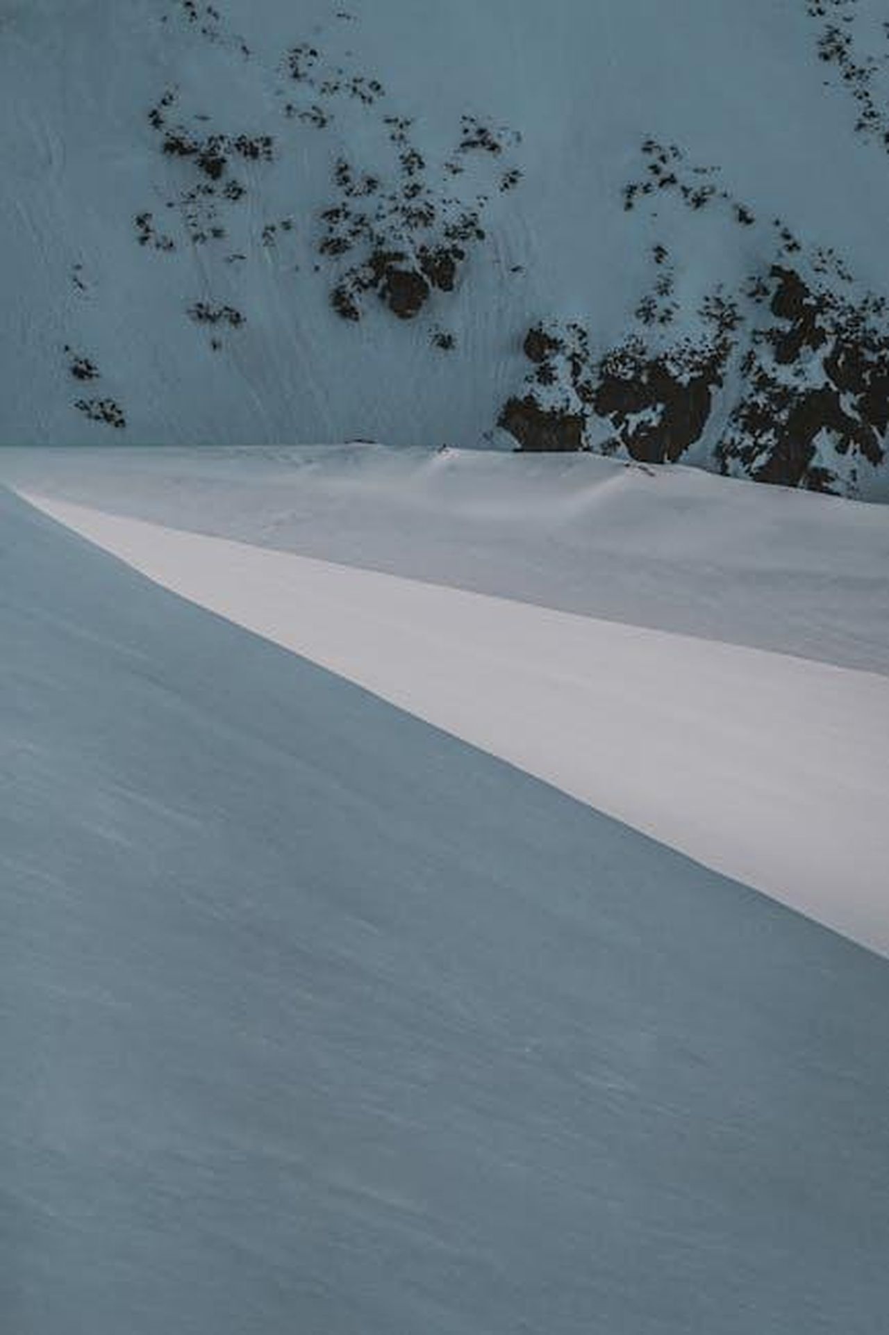 Rinnovo_di_Tracker_per_la_Stagione_3_b7sgUoBAZM - Confidenze24 Source: eberhard grossgasteiger - pexels - A tranquil view of a snow-covered mountain slope during winter, highlighting natural beauty.