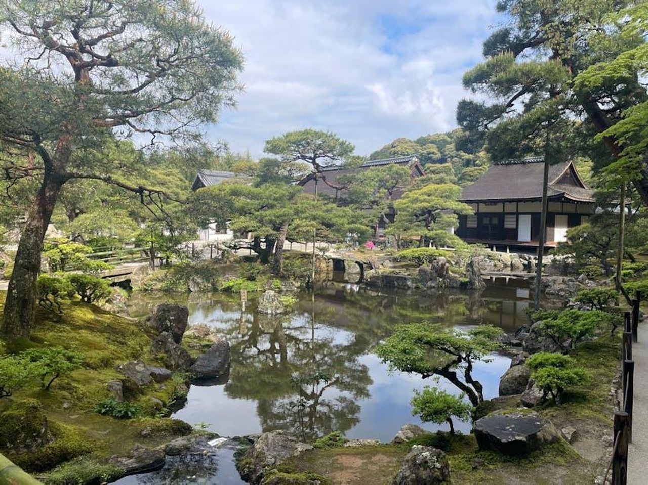 Riprese_presso_la_propriet_dei_Sussex_nUWz3TSMTr - Confidenze24 Source: Club On Racing - pexels - Beautiful Japanese garden with pond and traditional buildings. Peaceful and serene.
