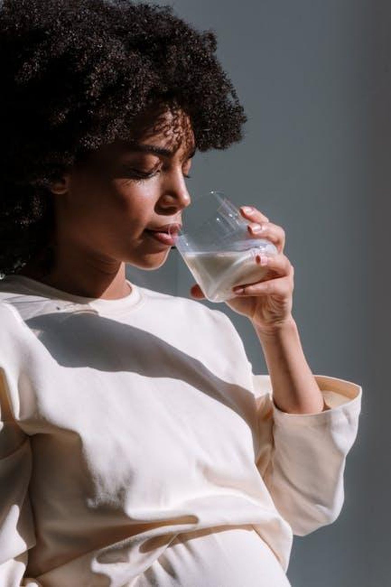 Rischi_legati_al_drink_spiking_e_come_evitarli_nuzFA9FKMC - Confidenze24 Source: cottonbro studio - pexels - Pregnant African woman enjoying a glass of milk, symbolizing health and maternal care.