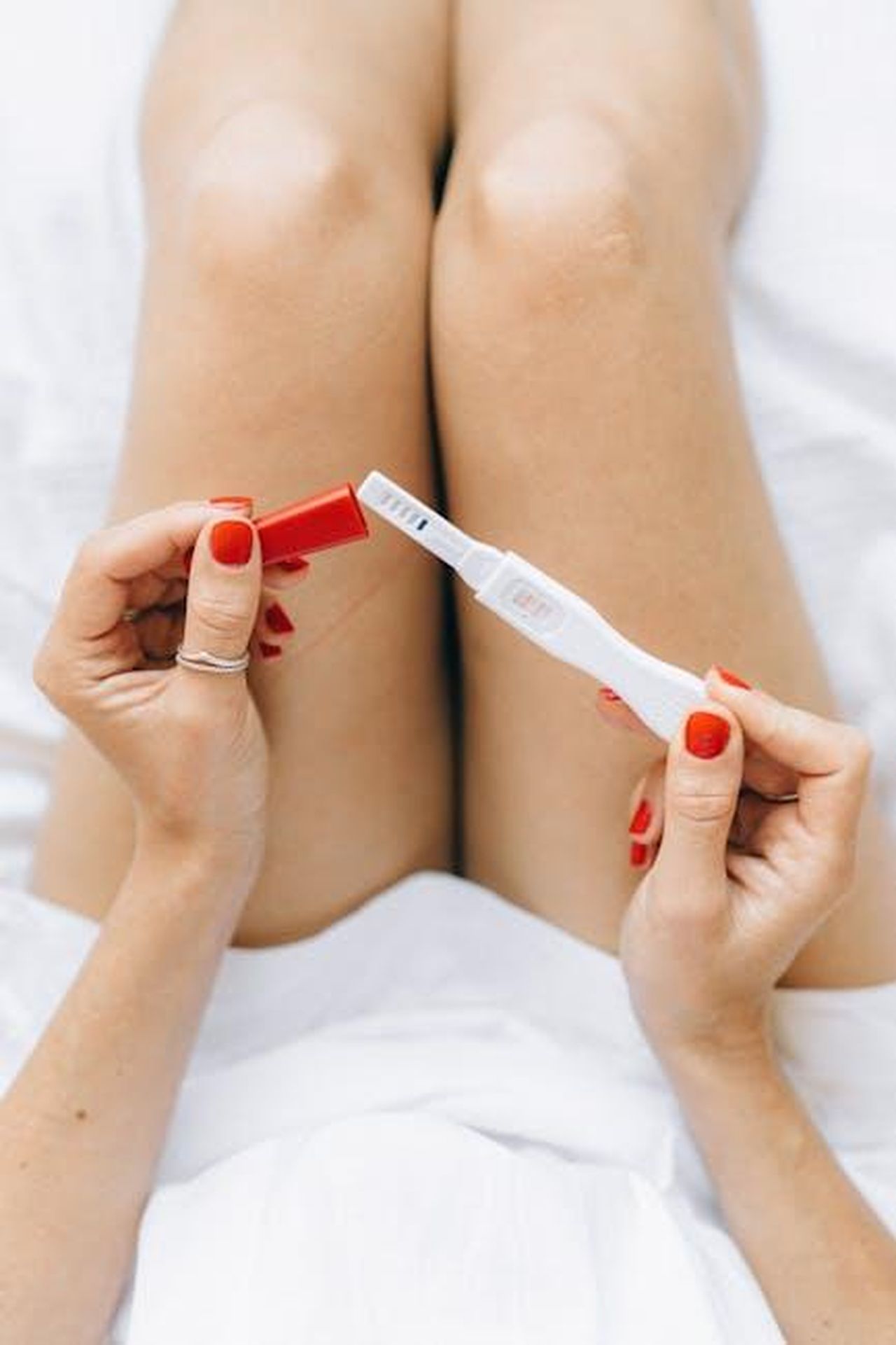 Risultati_e_considerazioni_finali_EahJ3I9phr - Confidenze24 Source: Nataliya Vaitkevich - pexels - Close-up of a woman's hands holding a positive pregnancy test, showcasing two lines for confirmation.