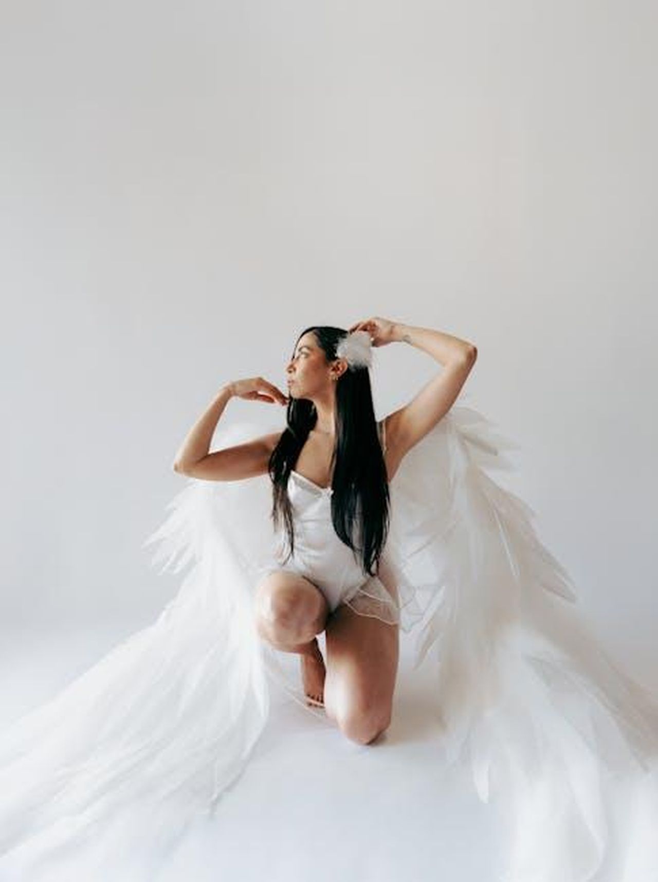 Ritorno_dei_Personaggi_e_Sviluppi_Futuri_uBUQ0ys28W - Confidenze24 Source: Carlos Santiago - pexels - Artistic portrait of a woman in white with large angel wings on a seamless backdrop.